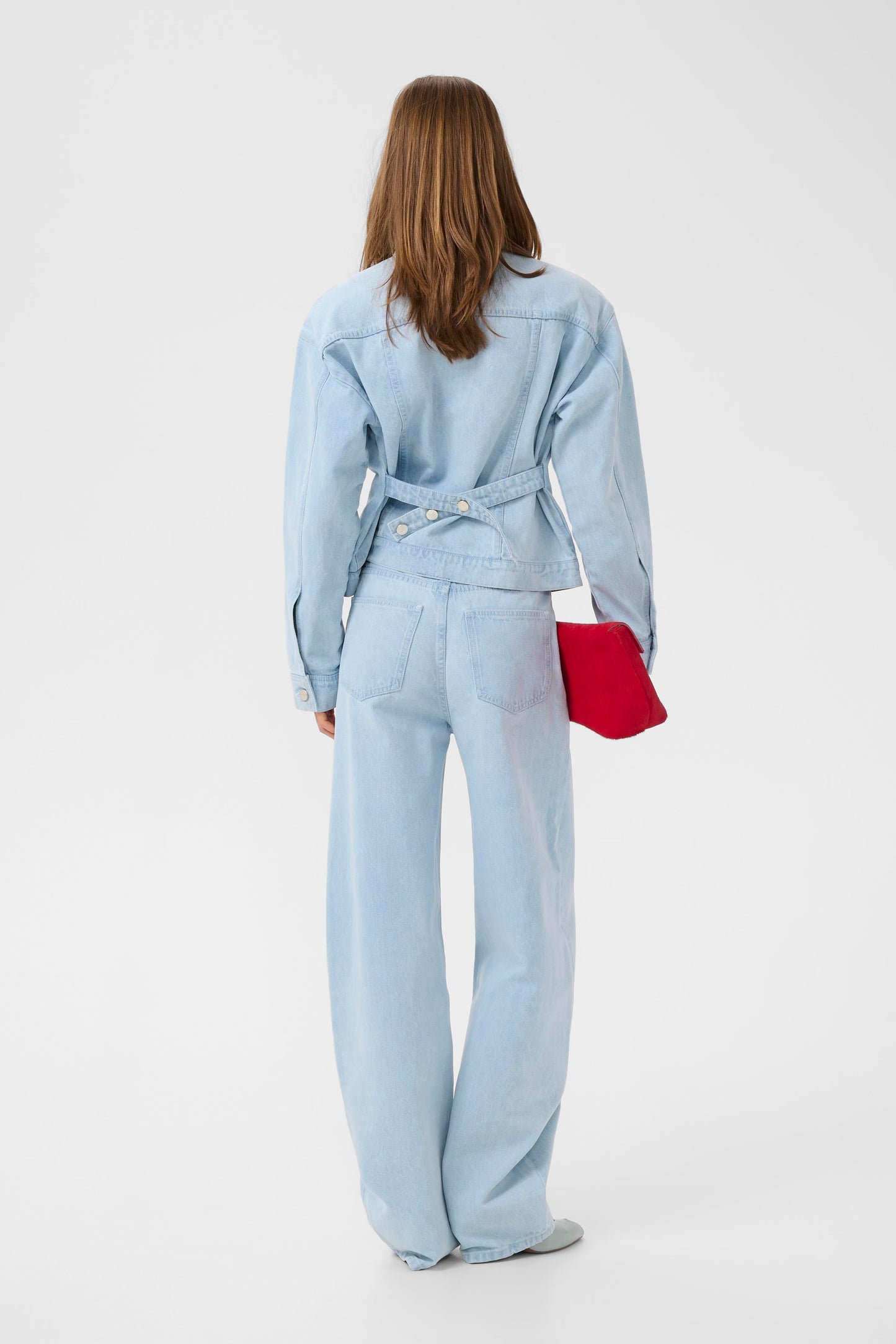 Model trägt das Parawana Shirt von Gestuz im Denim-Look Hintere Ansicht