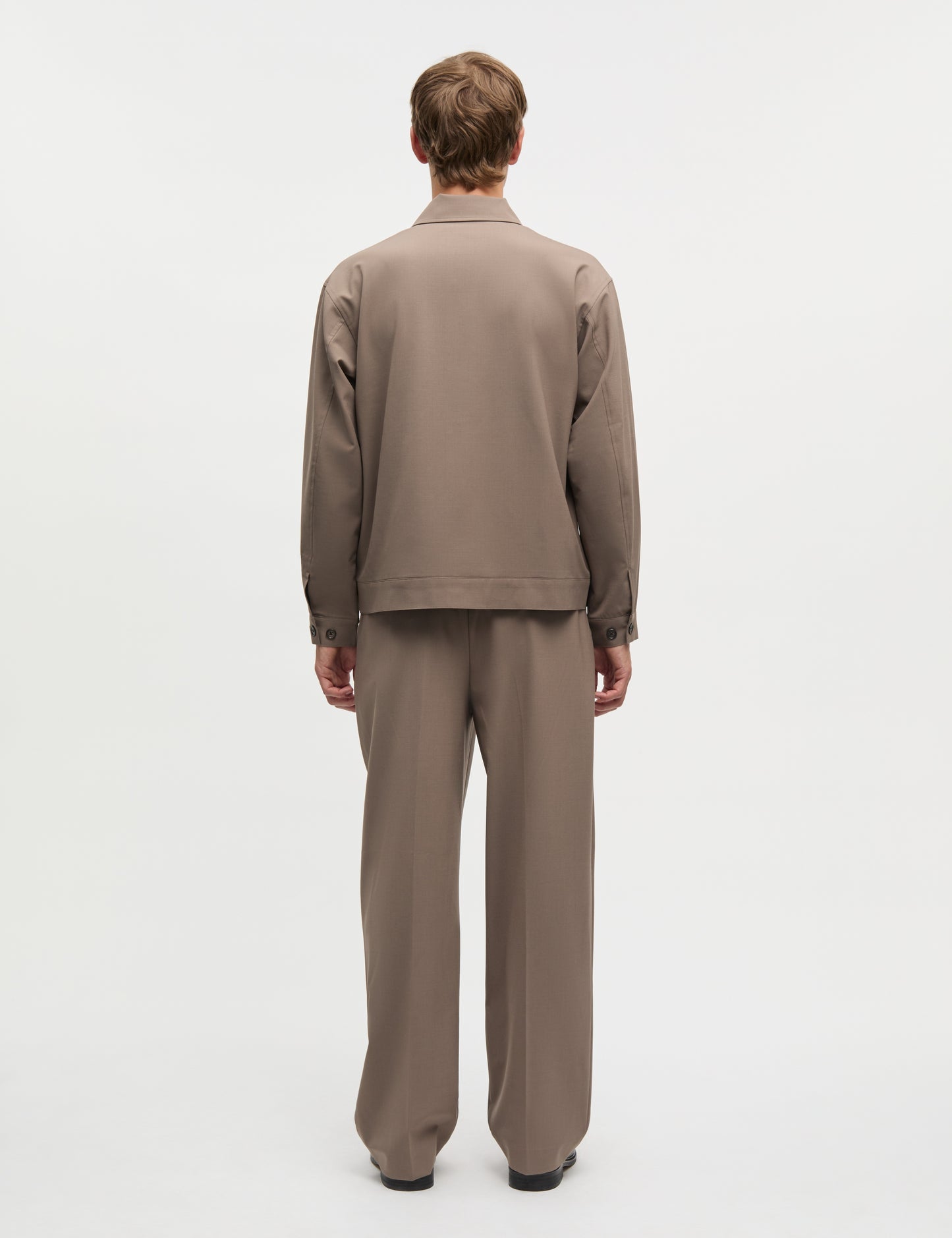 Model trägt Dense Weave Travis Jacket hintere Ansicht