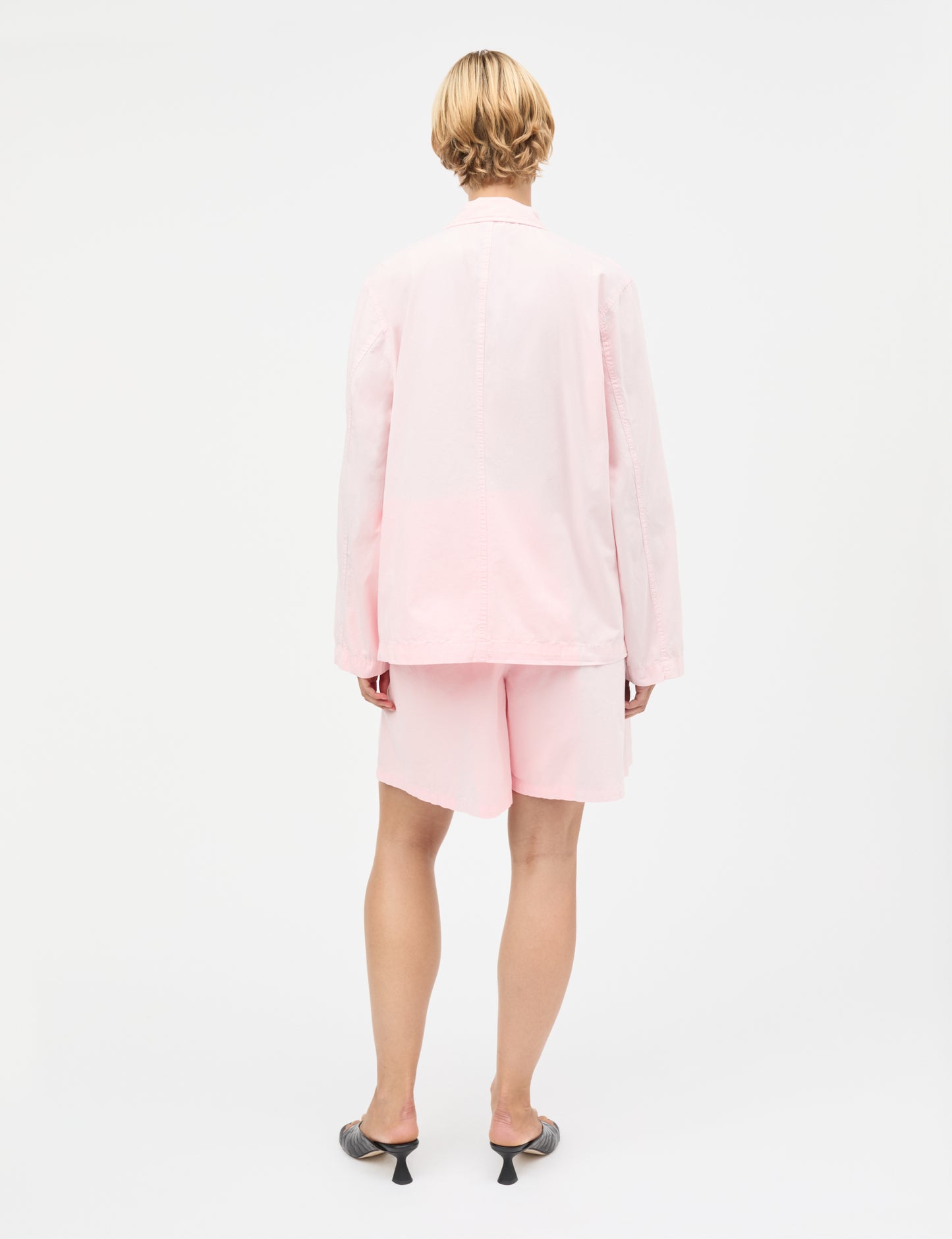 Mads Nørgaard Dyed Weave Fever Blazer – Model von hinten, Rückenansicht Rosa Blazer