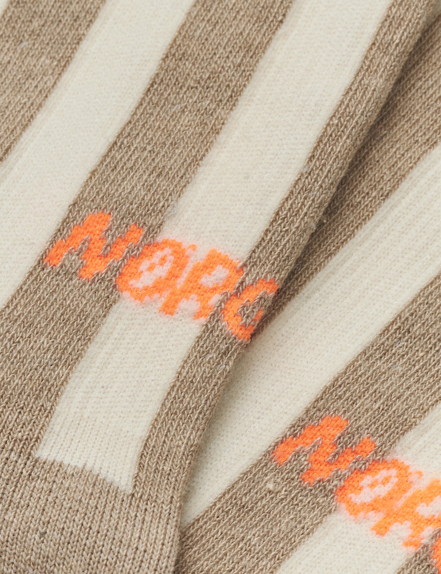 Mads Nørgaard Antonella Sock Single – Agate Grey, Detailaufnahme Streifen und Nørgaard-Schriftzug