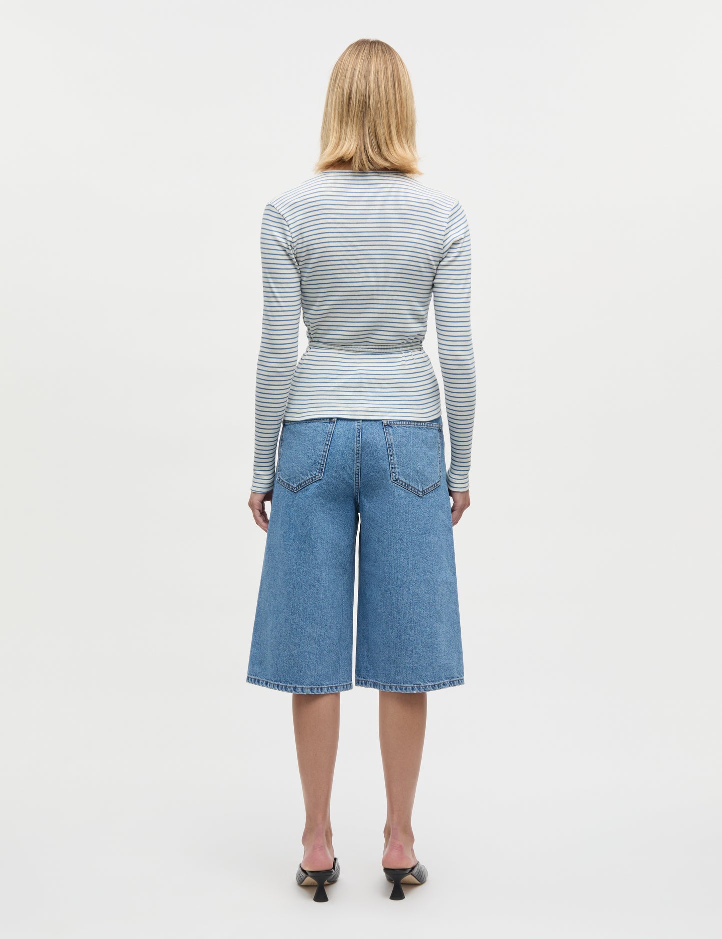 Model trägt Luke Denim Robyn Shorts hintere Ansicht