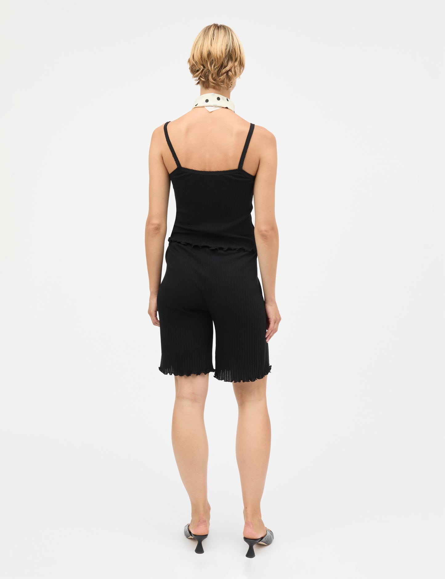 Pointella Tralla Top von Mads Nørgaard in Schwarz – getragen von Model, Rückansicht mit schmalen Trägern