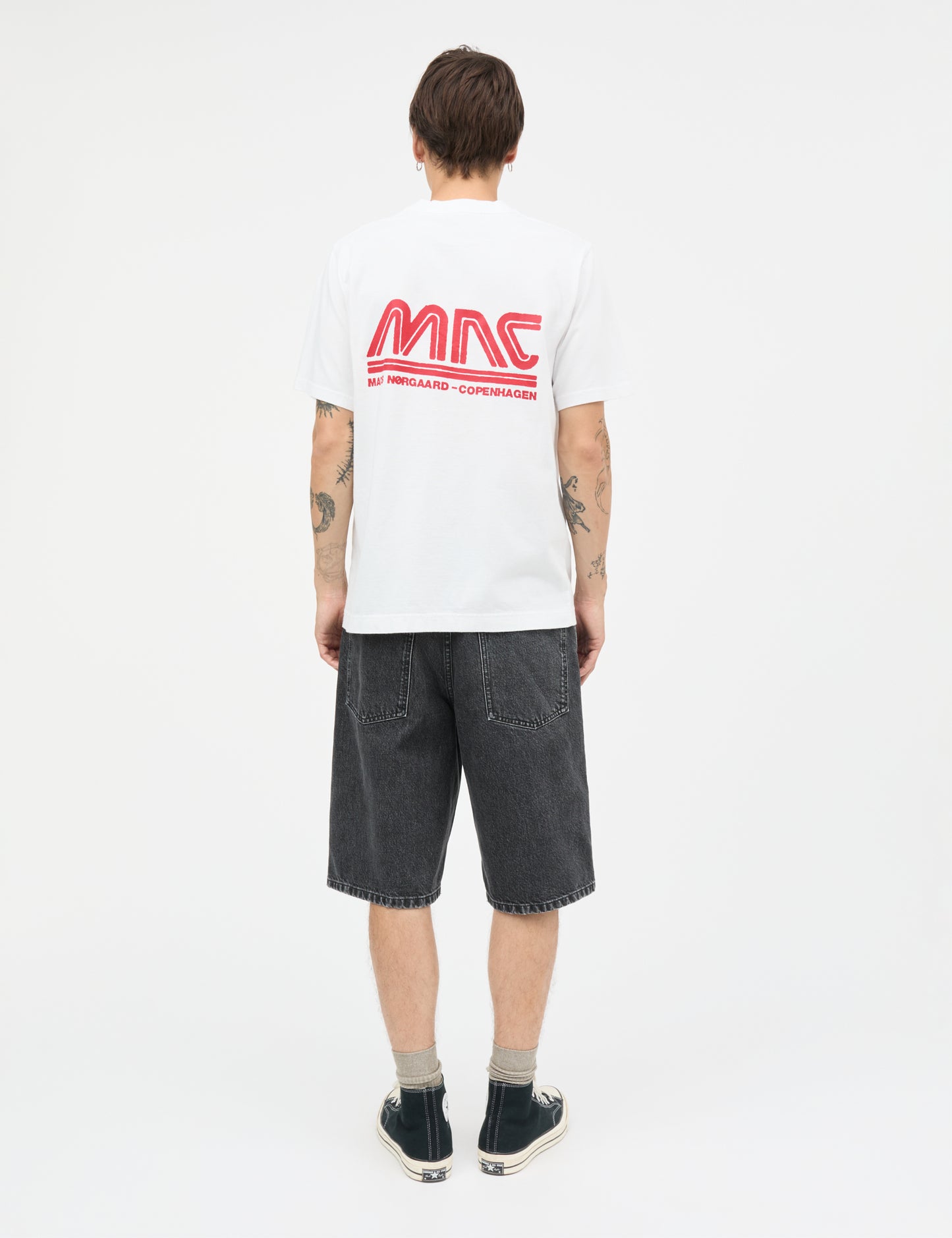 Mads Nørgaard Cotton Jersey Frode MNC Tee – Model von hinten, großes rotes MNC-Backprint