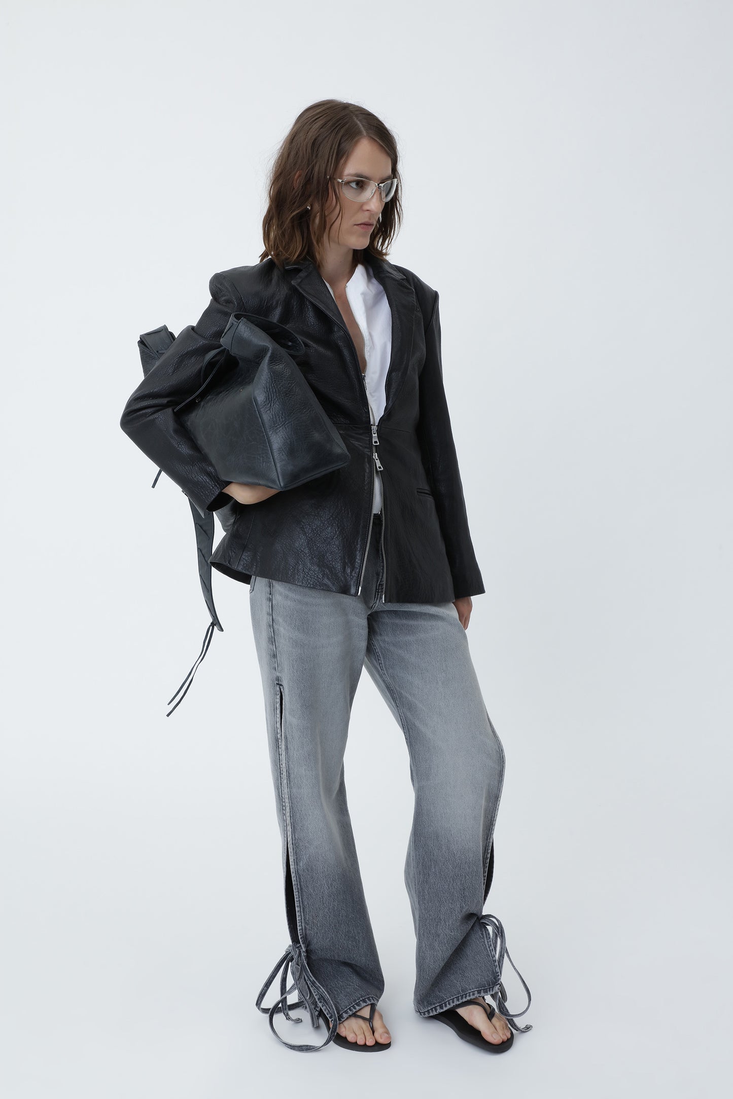 Model trägt die Won Hundred Baggy String Jeans mit lockerem Fit