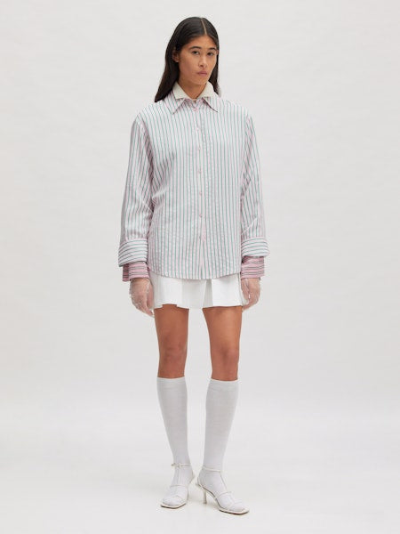 Model trägt das Edited Juri Shirt im modernen Everyday-Look