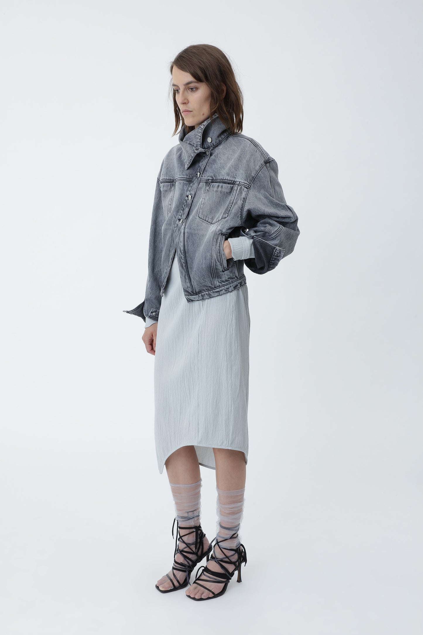 Model trägt die Kaia Denim Jacket von Won Hundred im modernen Look