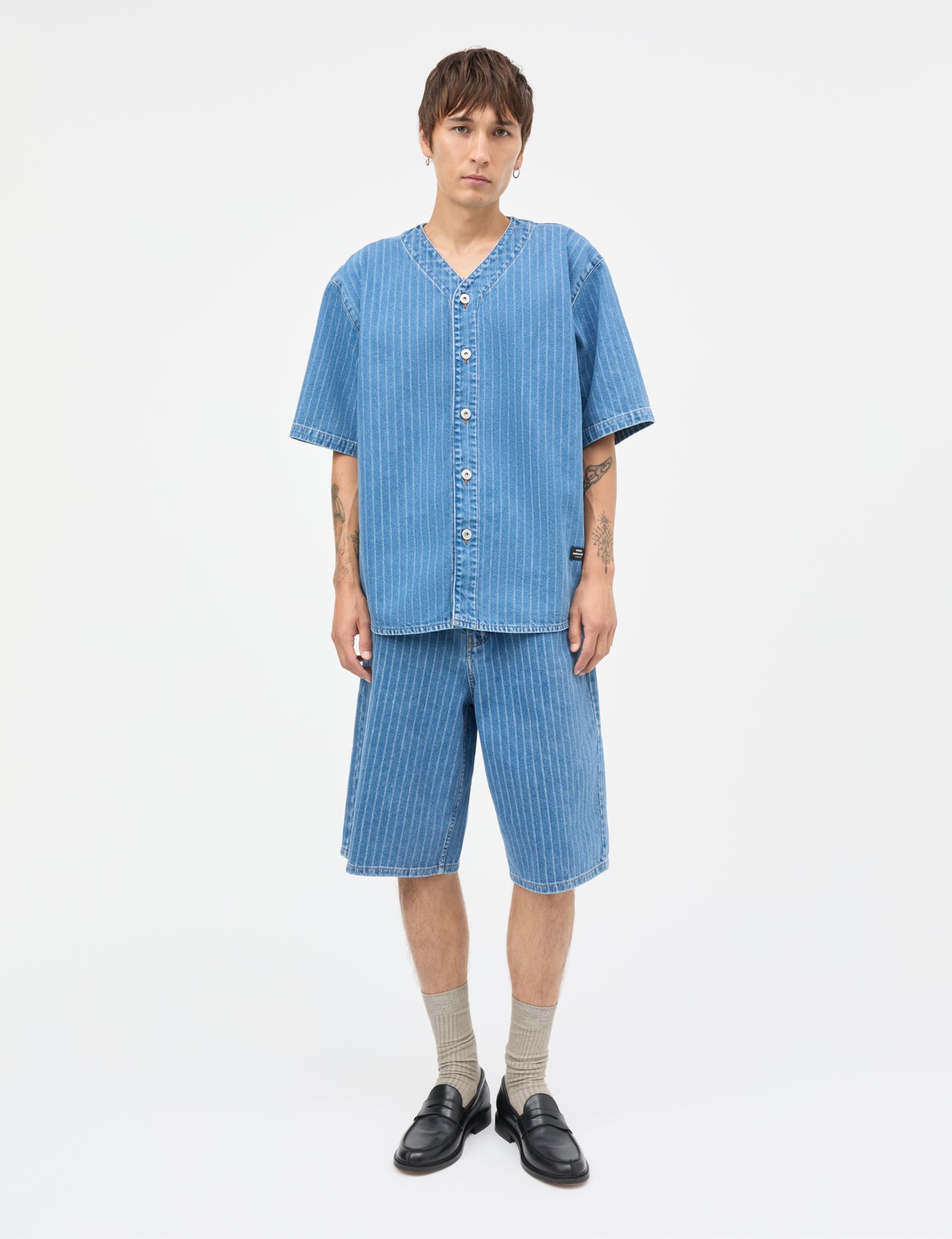 Striped Denim Paradise Shirt von Mads Nørgaard – Model Frontansicht
