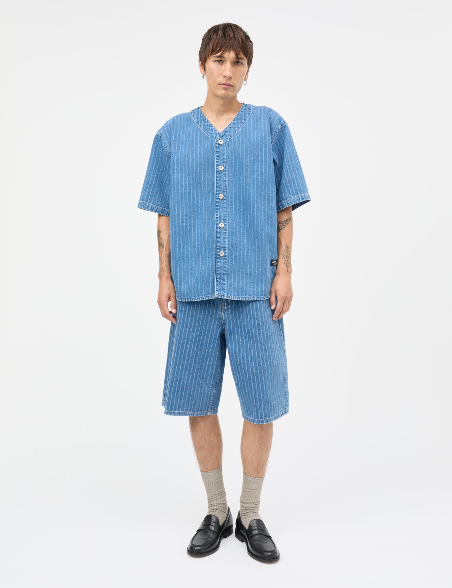 Striped Denim Paradise Shirt von Mads Nørgaard – Model Frontansicht
