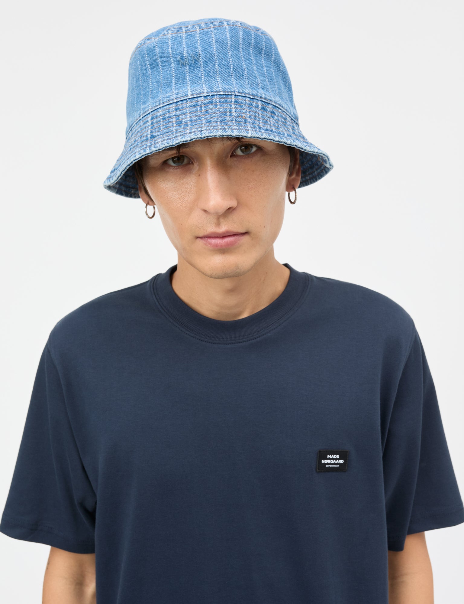Striped Denim Bucket Hat von Mads Nørgaard – getragen, Styling-Ansicht
