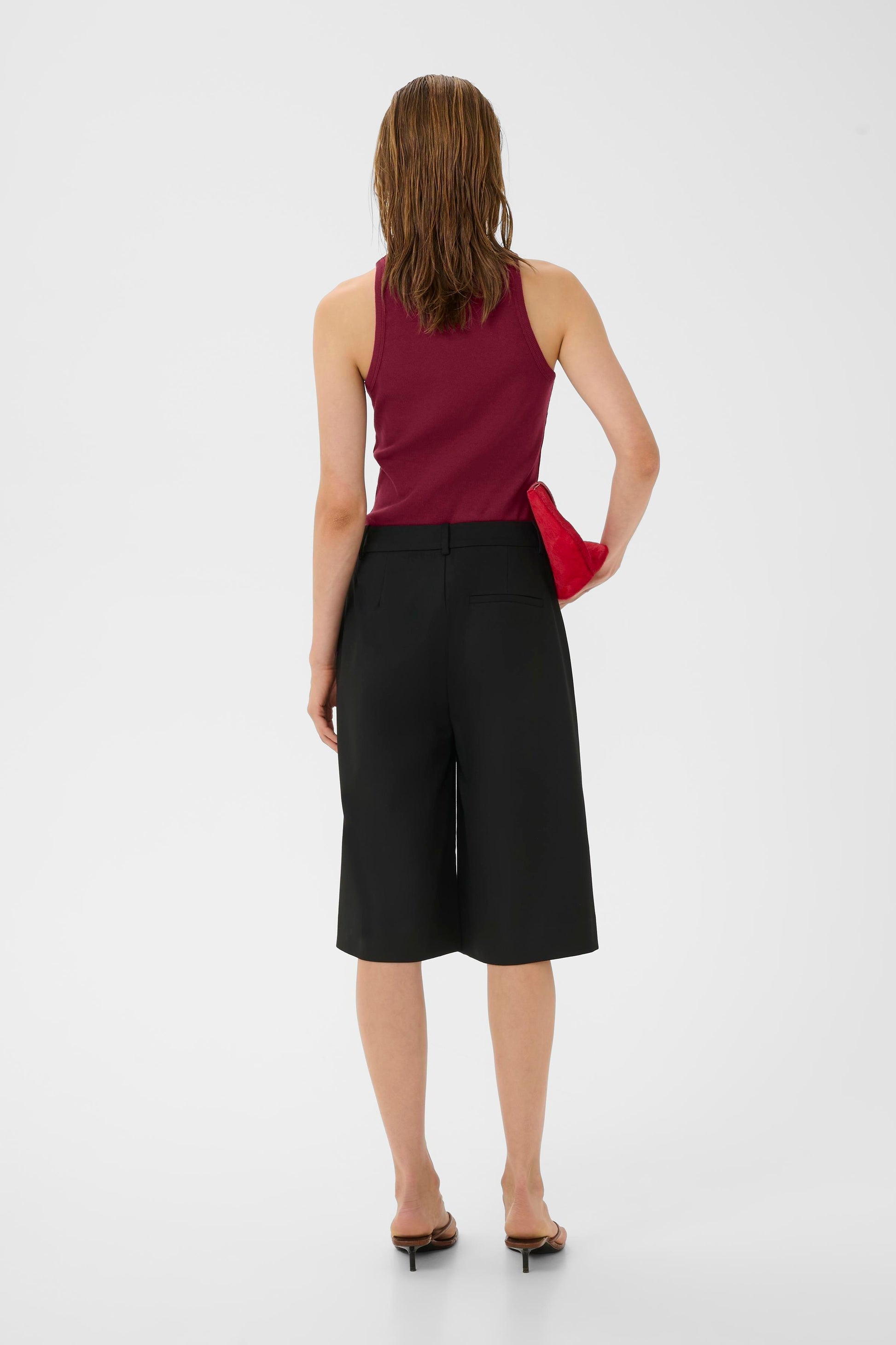 Drew Logo Tank von Gestuz – gestylt als Layering-Piece, kombiniert mit Bermuda