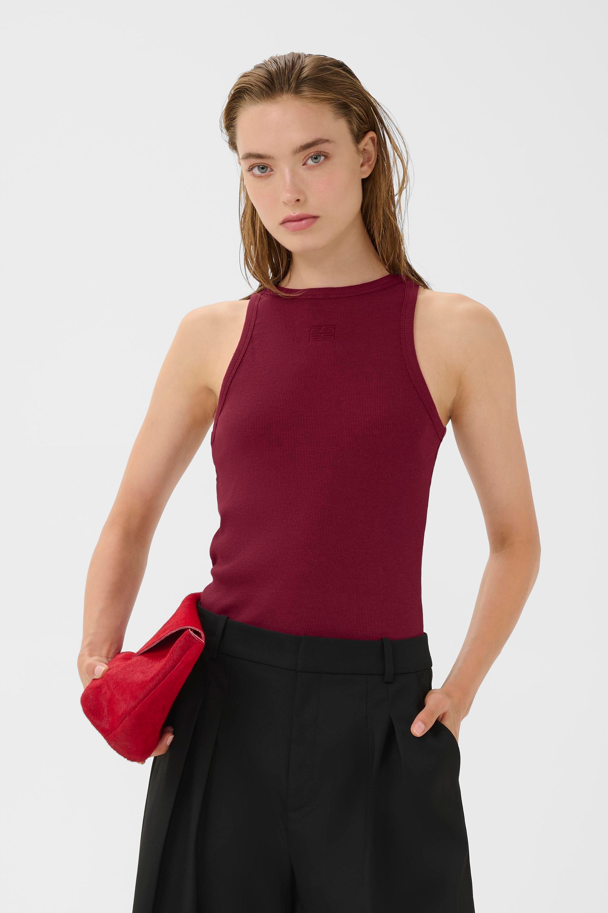 Drew Logo Tank von Gestuz in Cabernet– körpernahes Ripp-Tank Top mit Logo-Detail