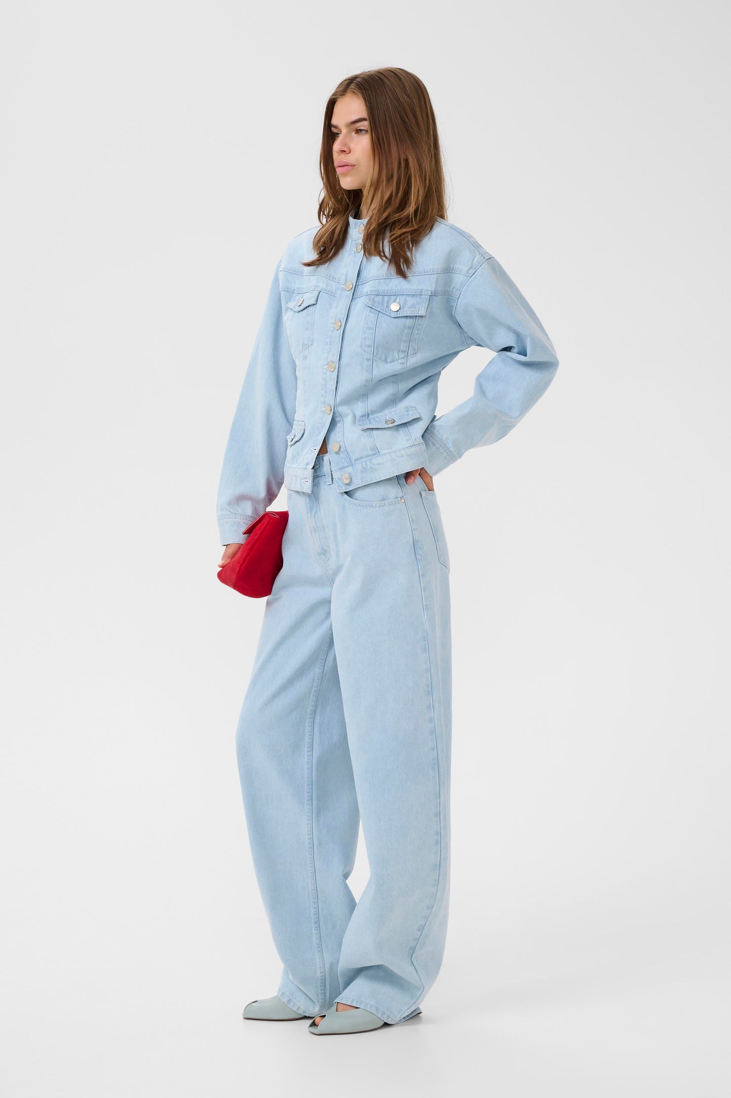 Model trägt das Parawana Shirt von Gestuz im Denim-Look Ansicht von der Seite