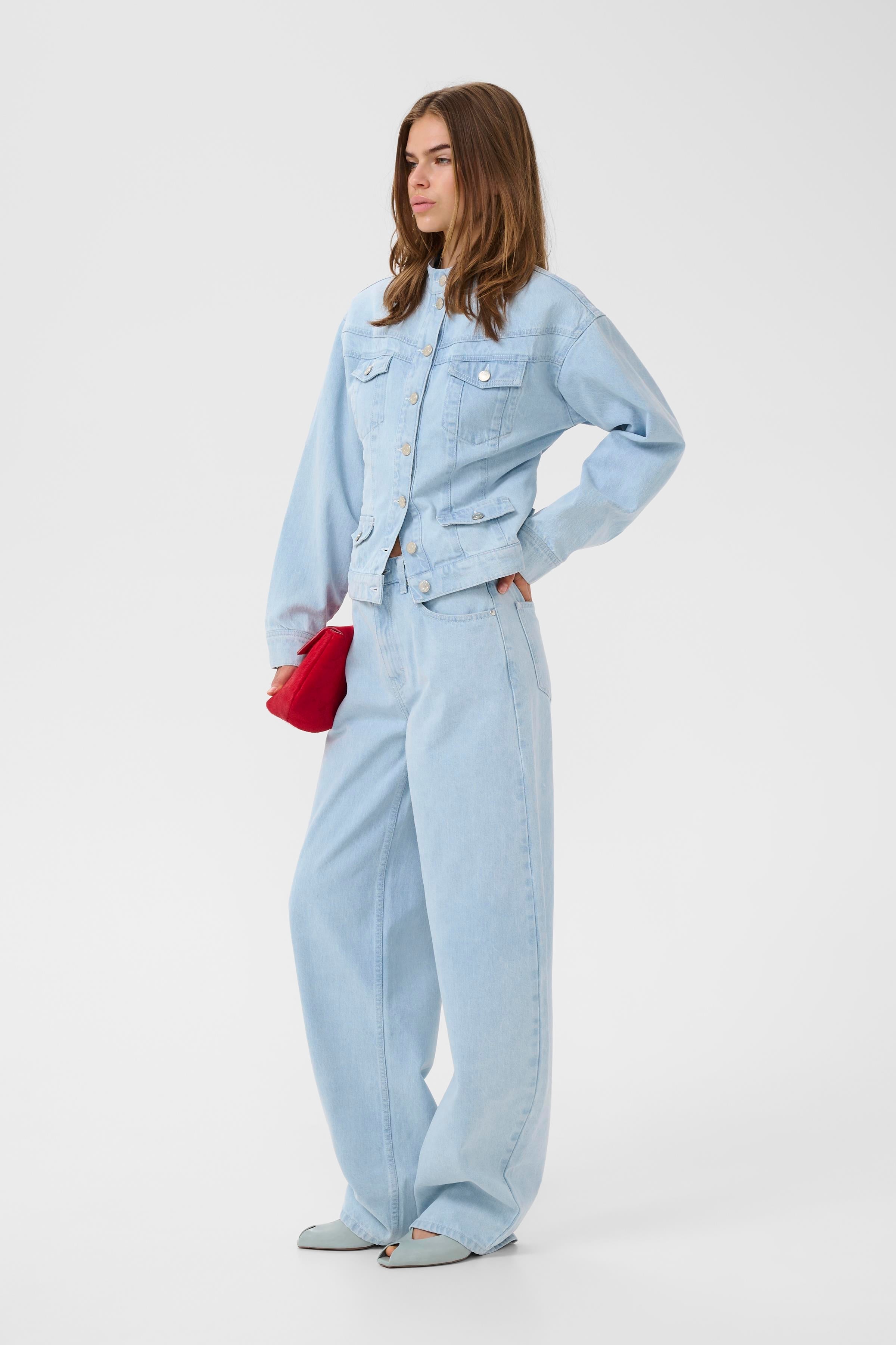 Model trägt das Parawana Shirt von Gestuz im Denim-Look Ansicht von der Seite
