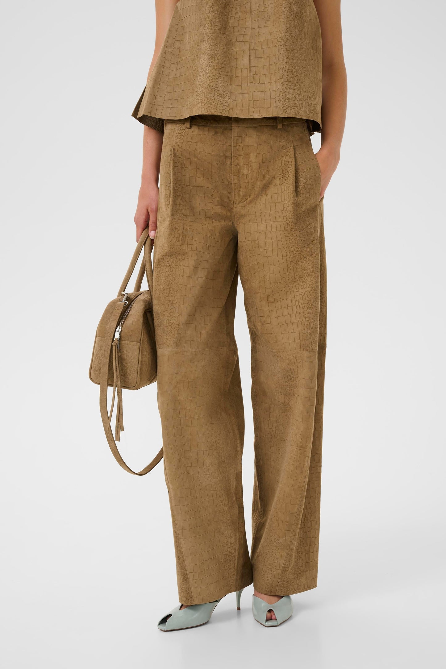 Model trägt Estelle Wildlederhose Gestuz