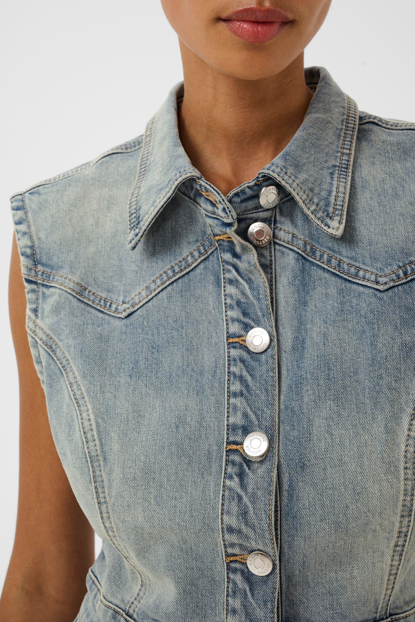 Noma Dress von Gestuz – Western-inspirierte Ziernähte an der Brust, Detailansicht