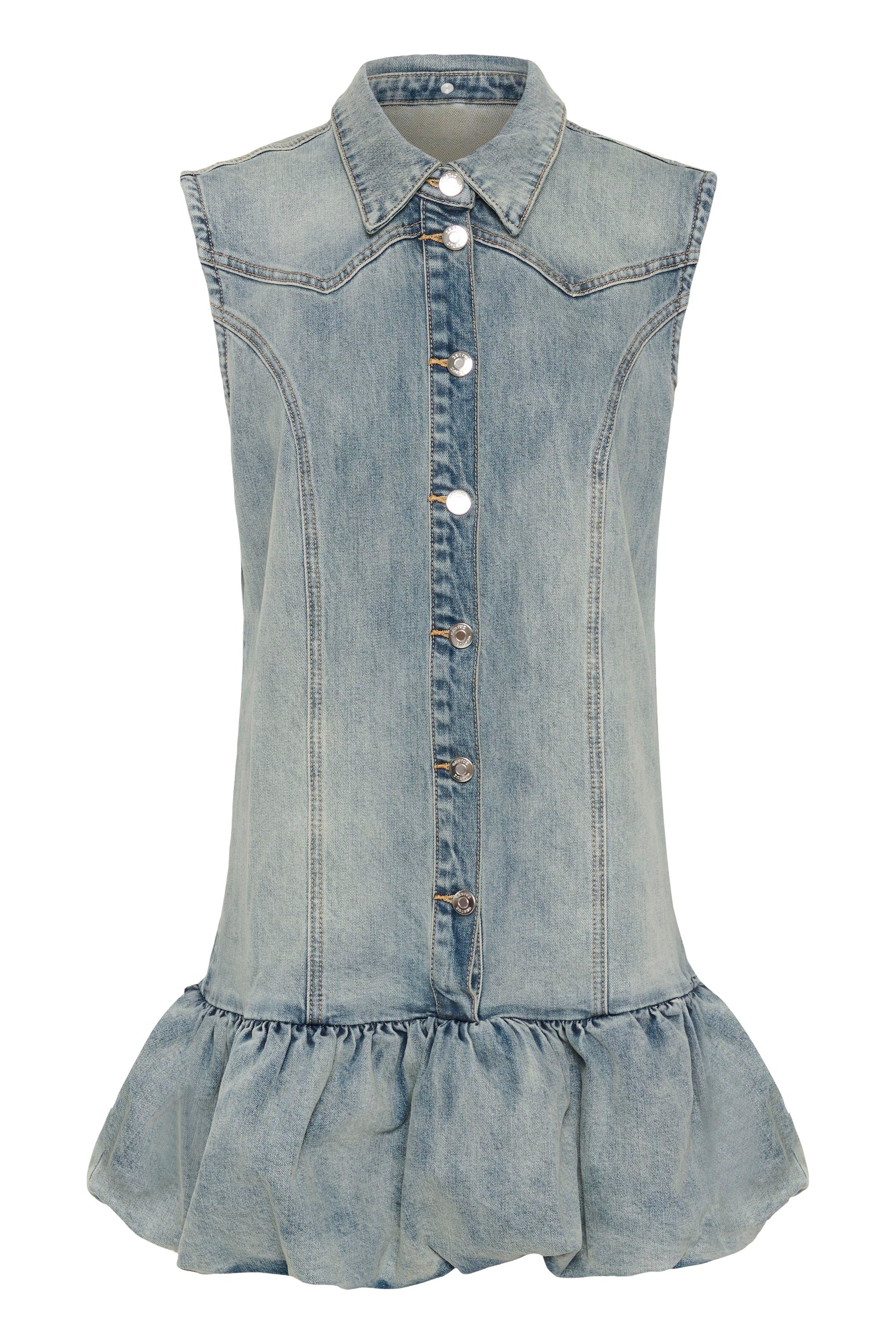 Noma Dress von Gestuz – ärmelloses Denim-Minikleid in Light Wash mit Hemdkragen, Knopfleiste und Bubble-Saum, Frontansicht