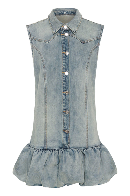 Noma Dress von Gestuz – ärmelloses Denim-Minikleid in Light Wash mit Hemdkragen, Knopfleiste und Bubble-Saum, Frontansicht