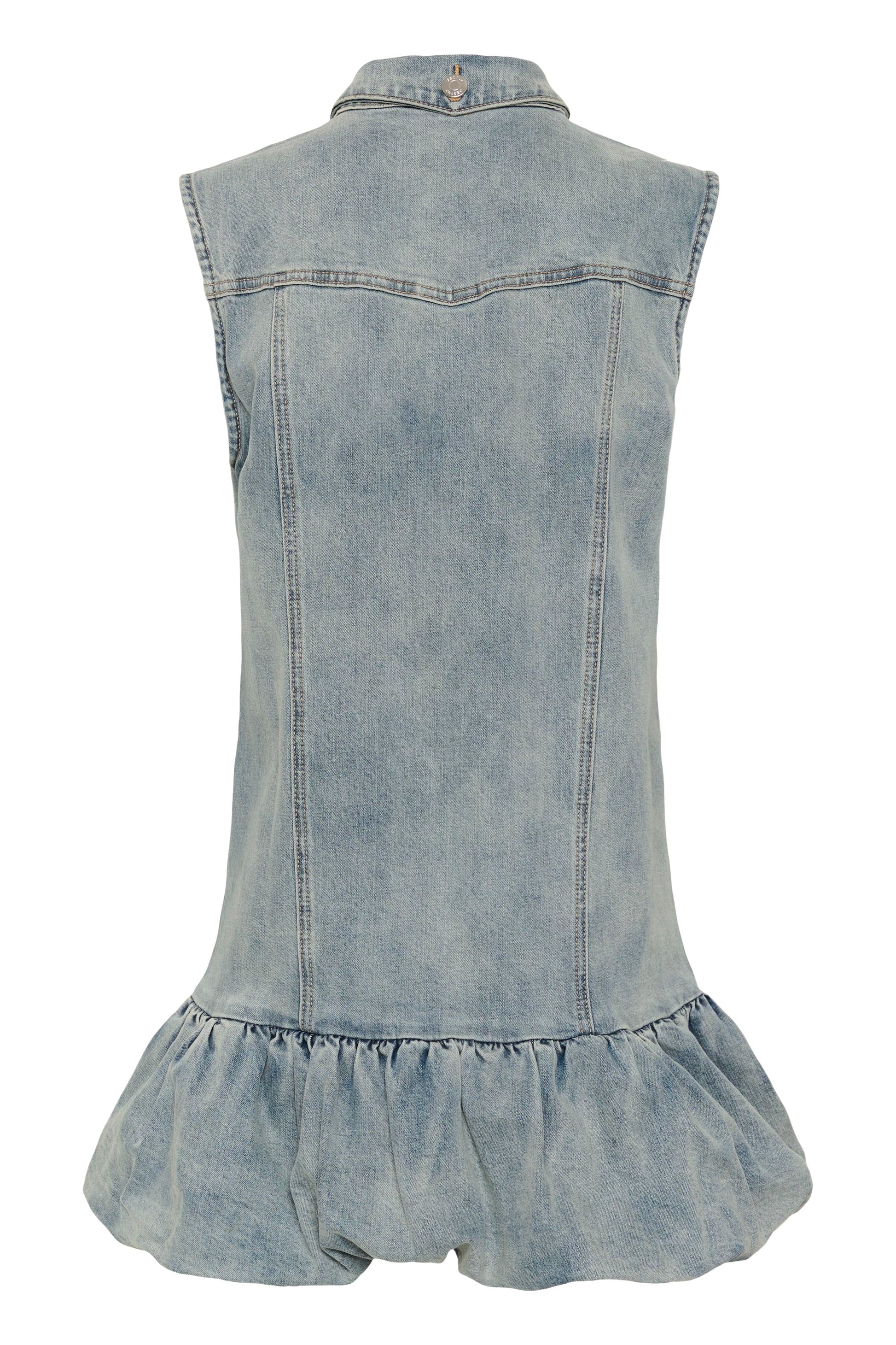 Noma Dress von Gestuz – Rückansicht, ärmelloses Denim-Minikleid mit Bubble-Saum in Light Wash