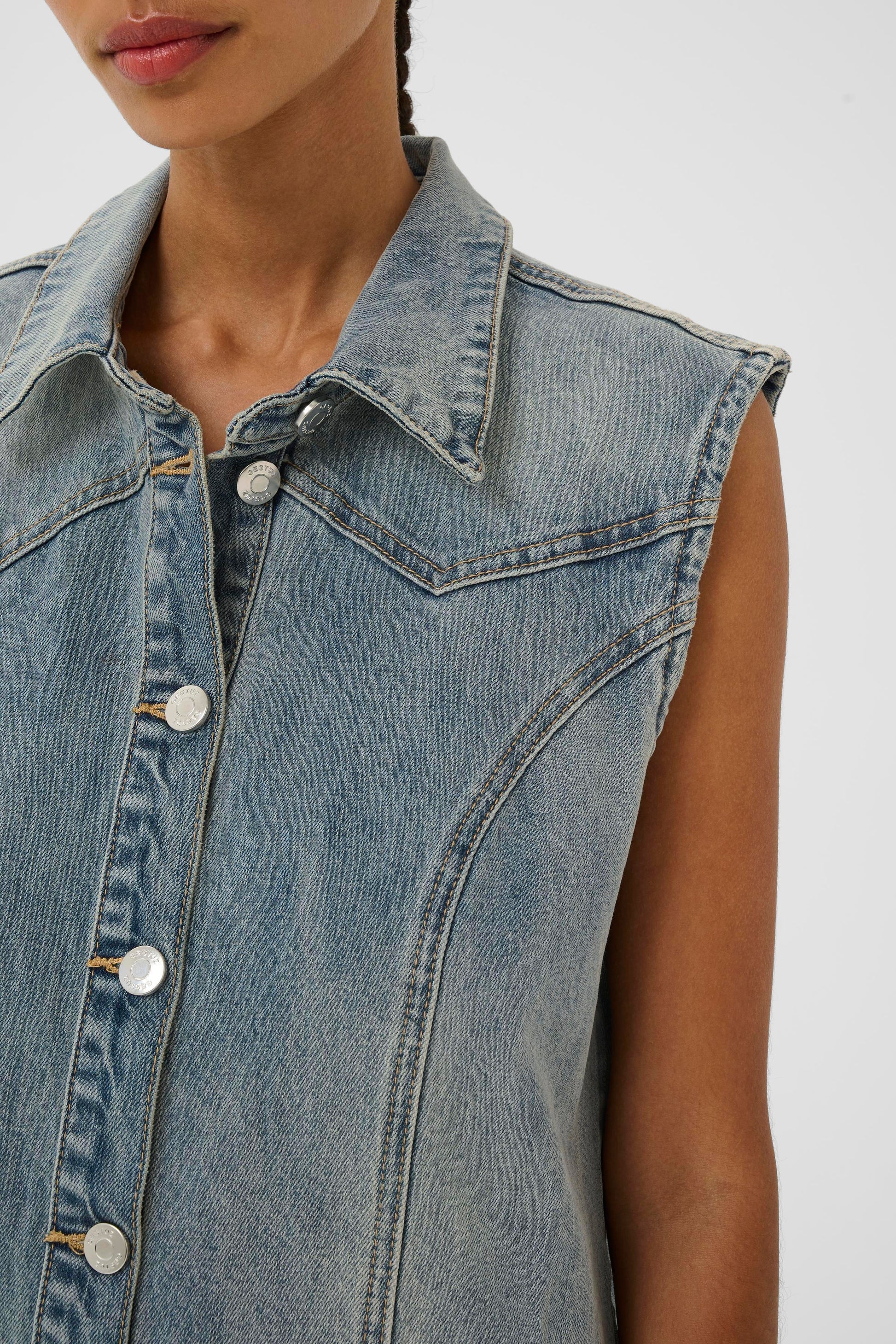 Noma Dress von Gestuz – Detailansicht Hemdkragen und Knopfleiste mit Zierknöpfen, Light-Wash-Denim