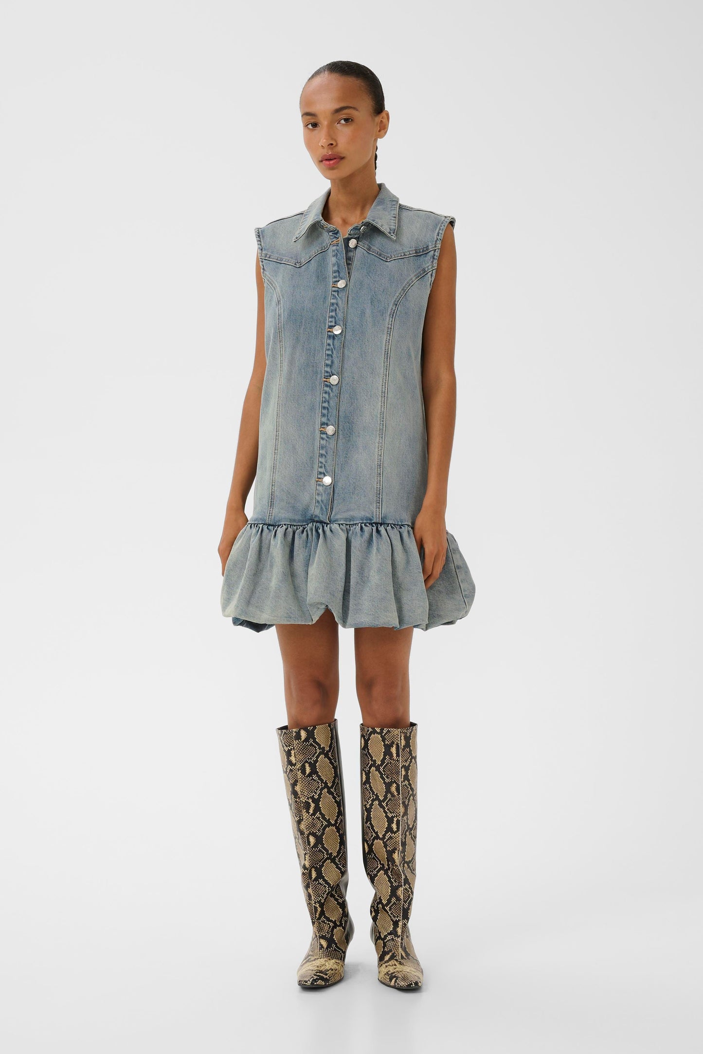 Noma Dress von Gestuz – gestylt mit hohen Boots, ärmelloses Denim-Minikleid im Western-Look