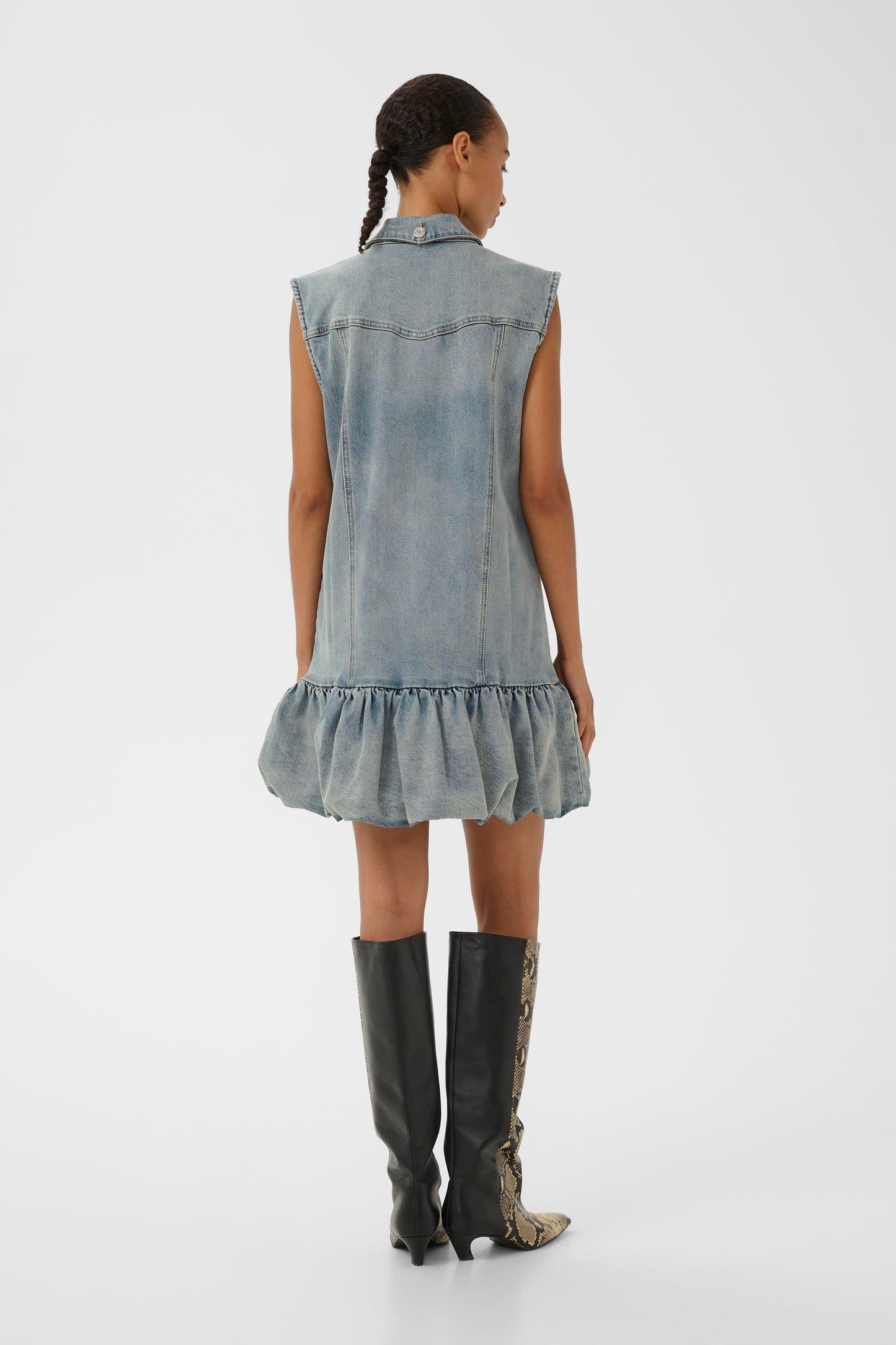 Noma Dress von Gestuz – voluminöser Bubble-Saum aus Denim, Detailansicht