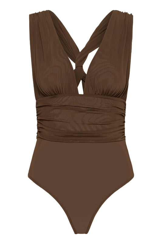 Samera Bodysuit von Gestuz in Schokoladenbraun – tiefer V-Ausschnitt, gerafftes Dekolleté und breite Taillenbande, Frontansicht