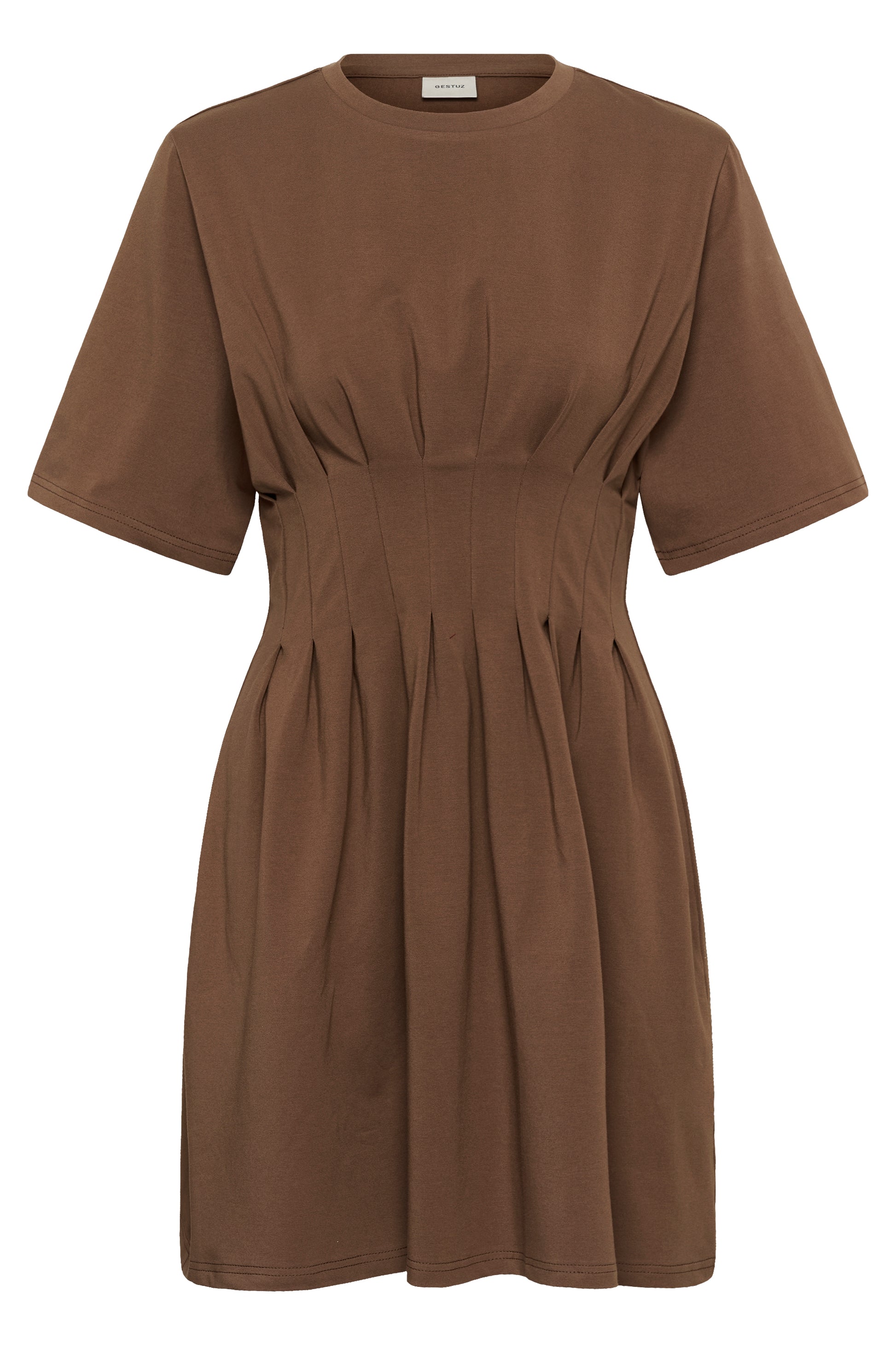 Inez Short Dress von Gestuz in Schokoladenbraun – Minikleid mit Rundhalsausschnitt, weiten Ärmeln und Faltendetails an der Taille, Frontansicht