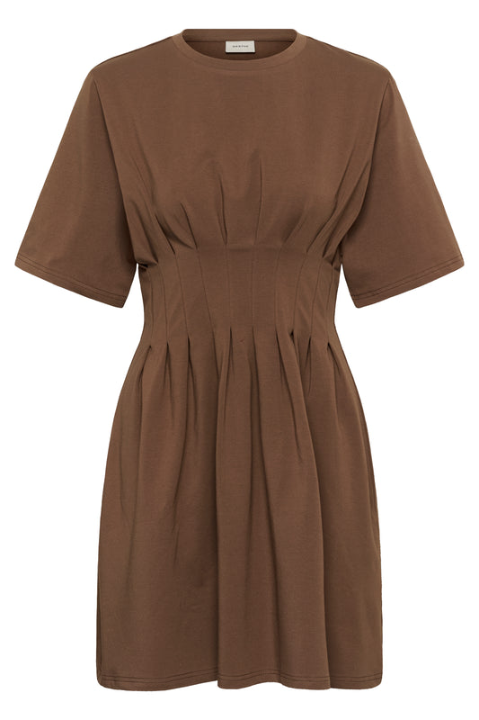 Inez Short Dress von Gestuz in Schokoladenbraun – Minikleid mit Rundhalsausschnitt, weiten Ärmeln und Faltendetails an der Taille, Frontansicht