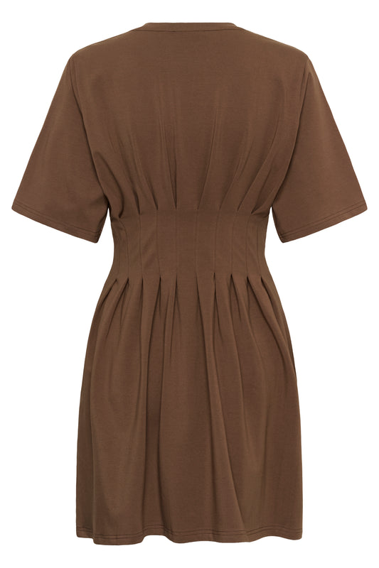 Inez Short Dress von Gestuz in Schokoladenbraun – Rückansicht, ausgestellter Rock mit Faltendetails