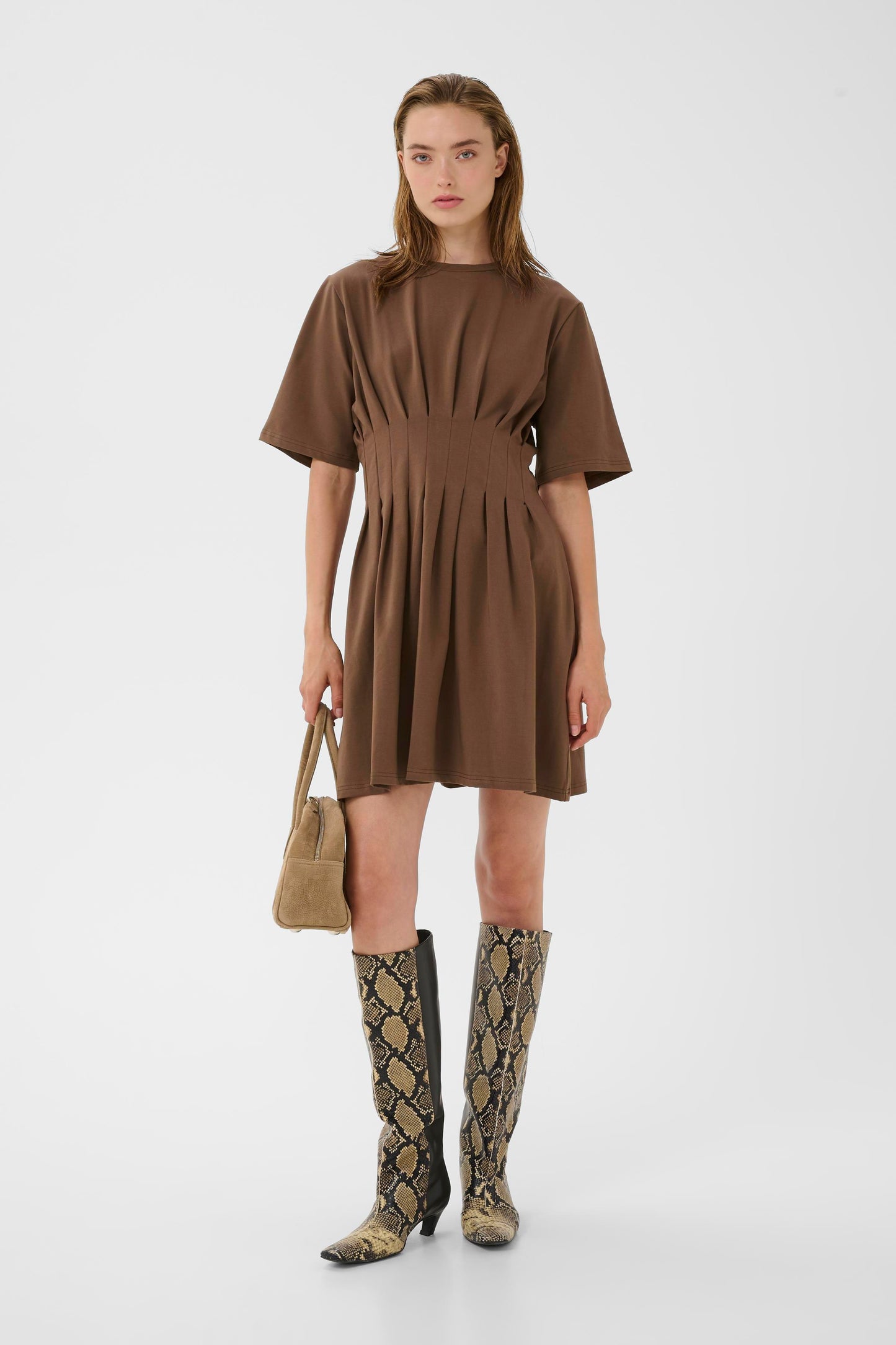 Inez Short Dress von Gestuz – gestylt mit Boots und Handtasche, Minikleid in Dark Brown im Editorial-Look