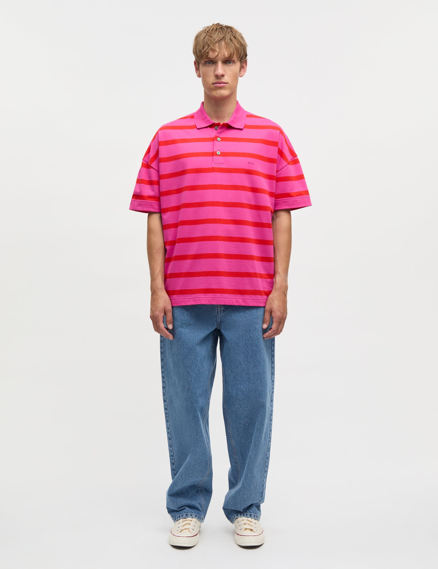 Model trägt Light Terry Polo ST Tee