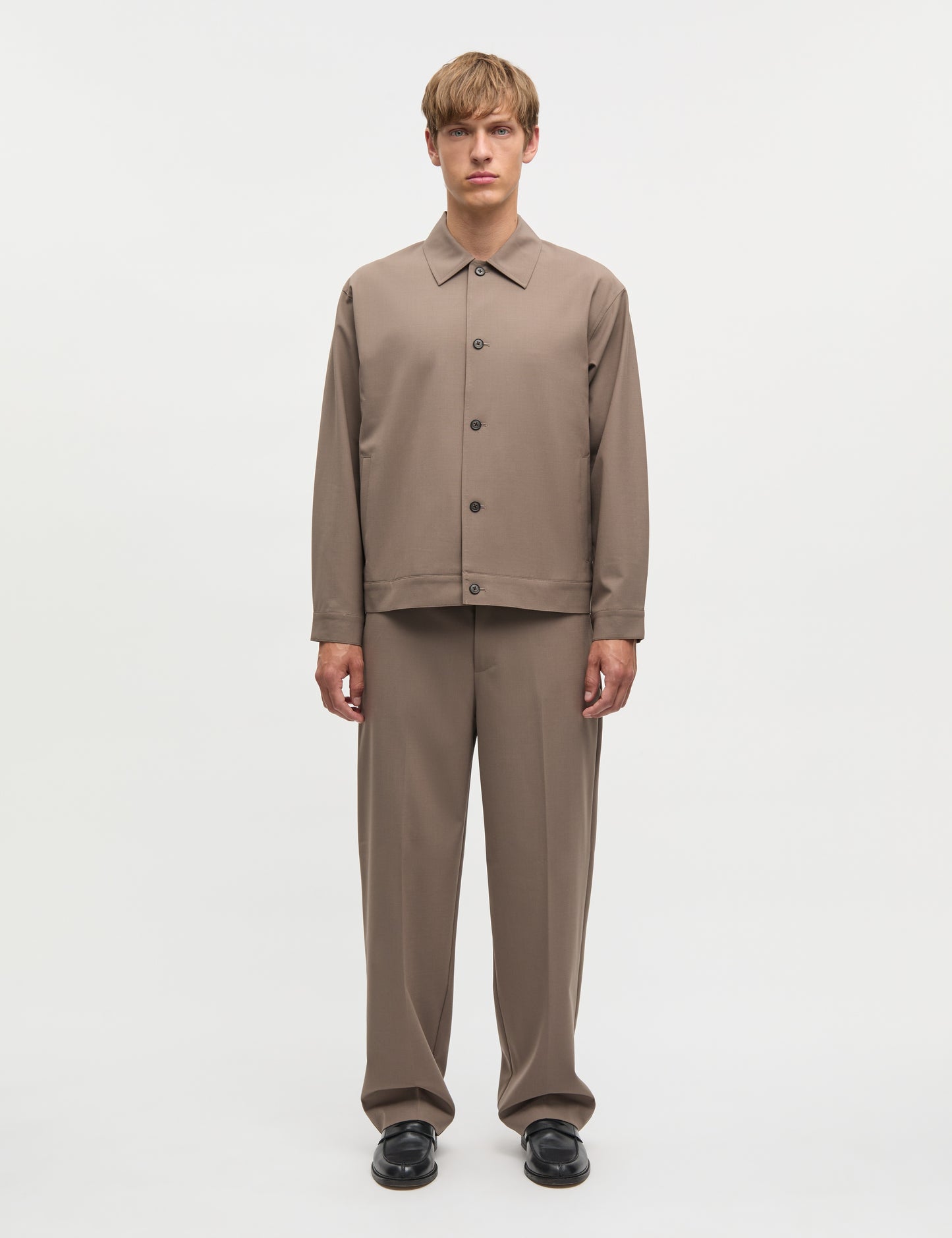 Model trägt Dense Weave Travis Jacket