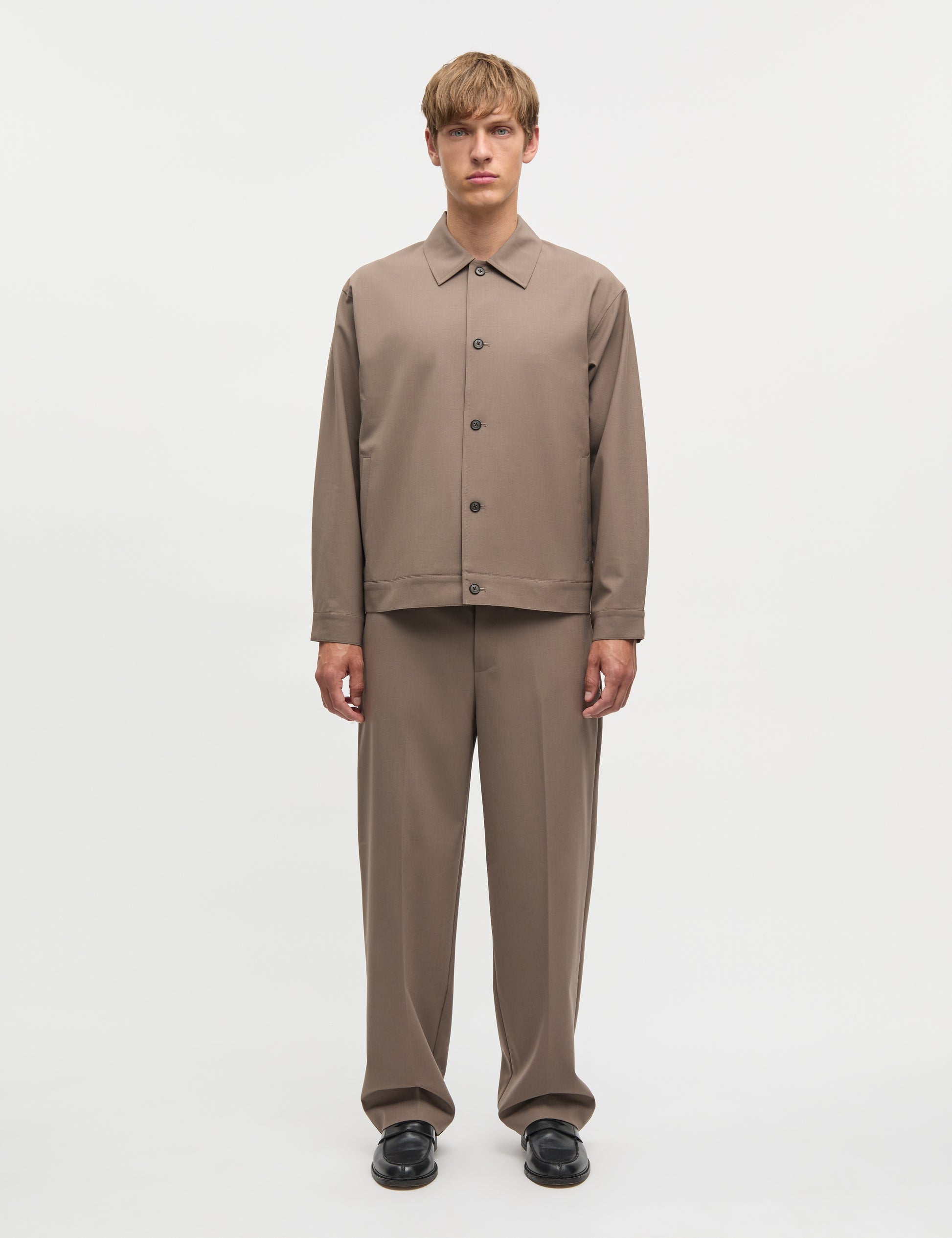 Model trägt Dense Weave Travis Jacket