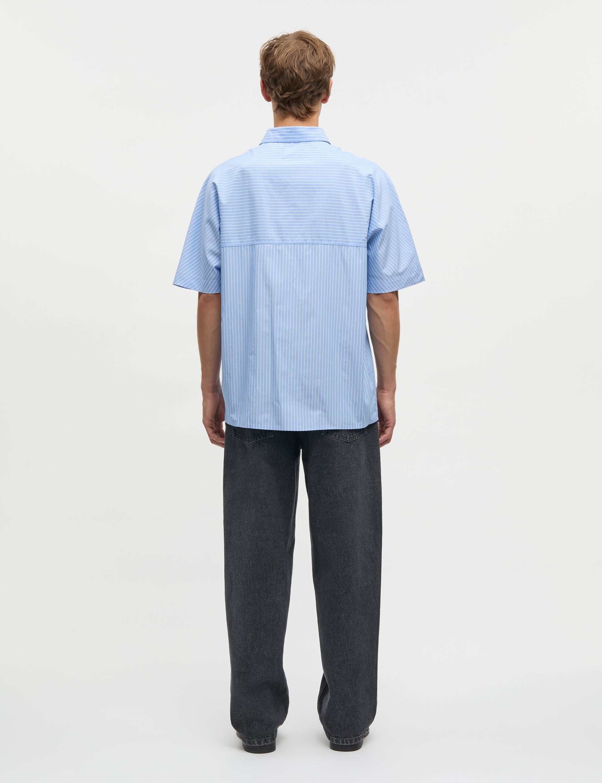 Model trägt Prime Cotton Poplin Shirt