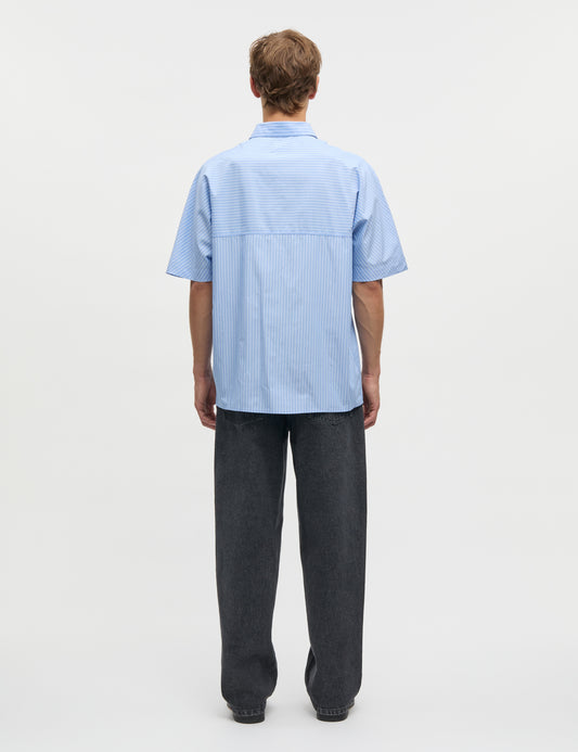 Model trägt Prime Cotton Poplin Shirt