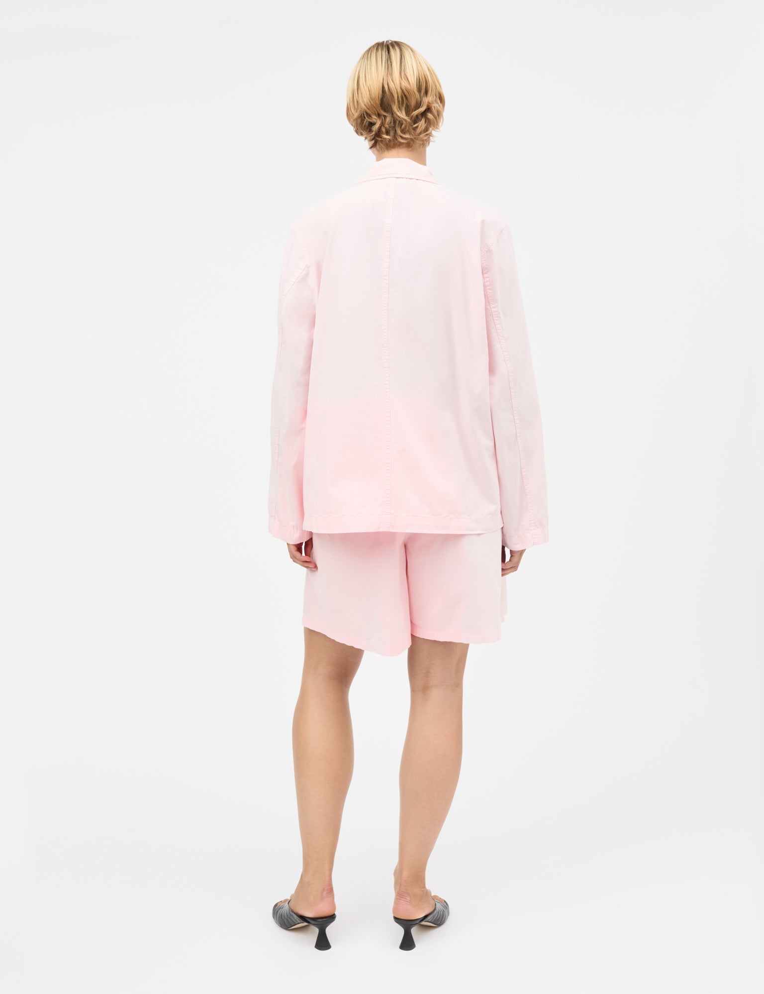 Mads Nørgaard Dyed Weave Fever Blazer – Model von hinten, Rückenansicht Rosa Blazer