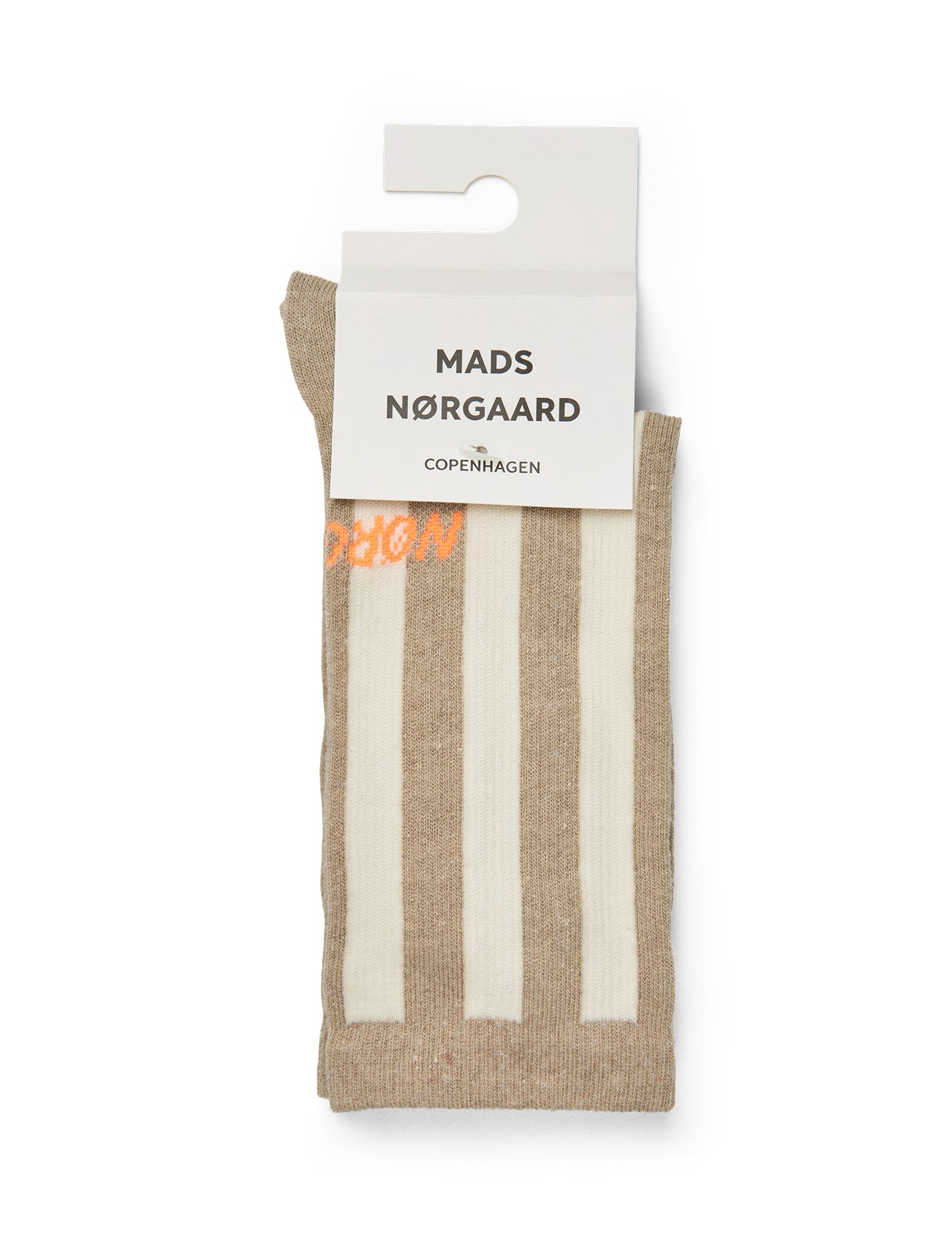 Mads Nørgaard Antonella Sock Single – Agate Grey, Freisteller vertikale Streifen mit orangefarbenem Nørgaard-Schriftzug