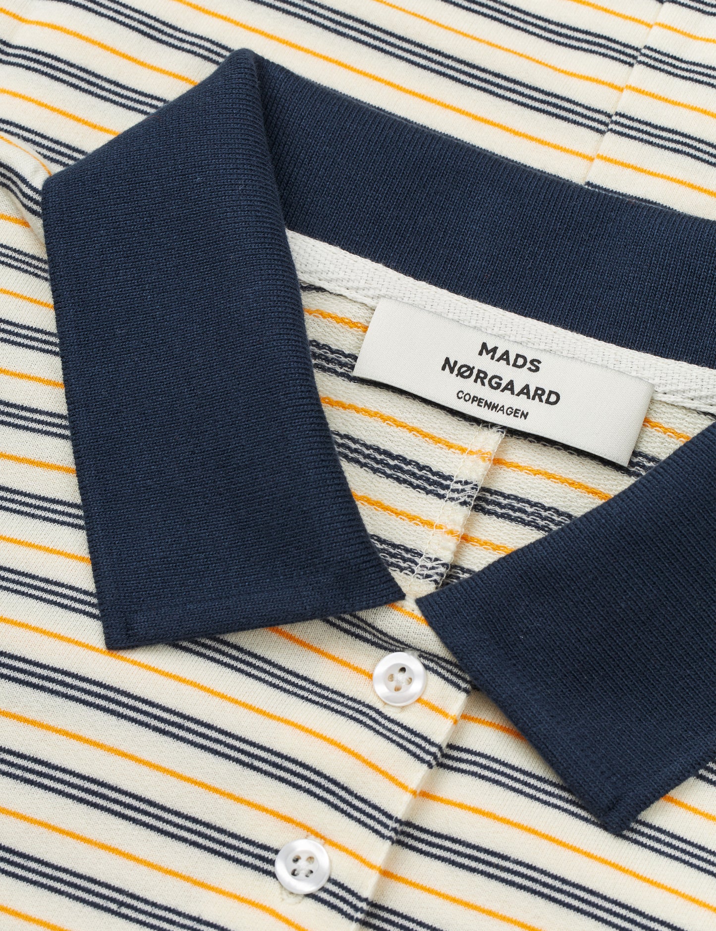 Detailaufnahme Navy-Kragen, Knopfleiste und Label
