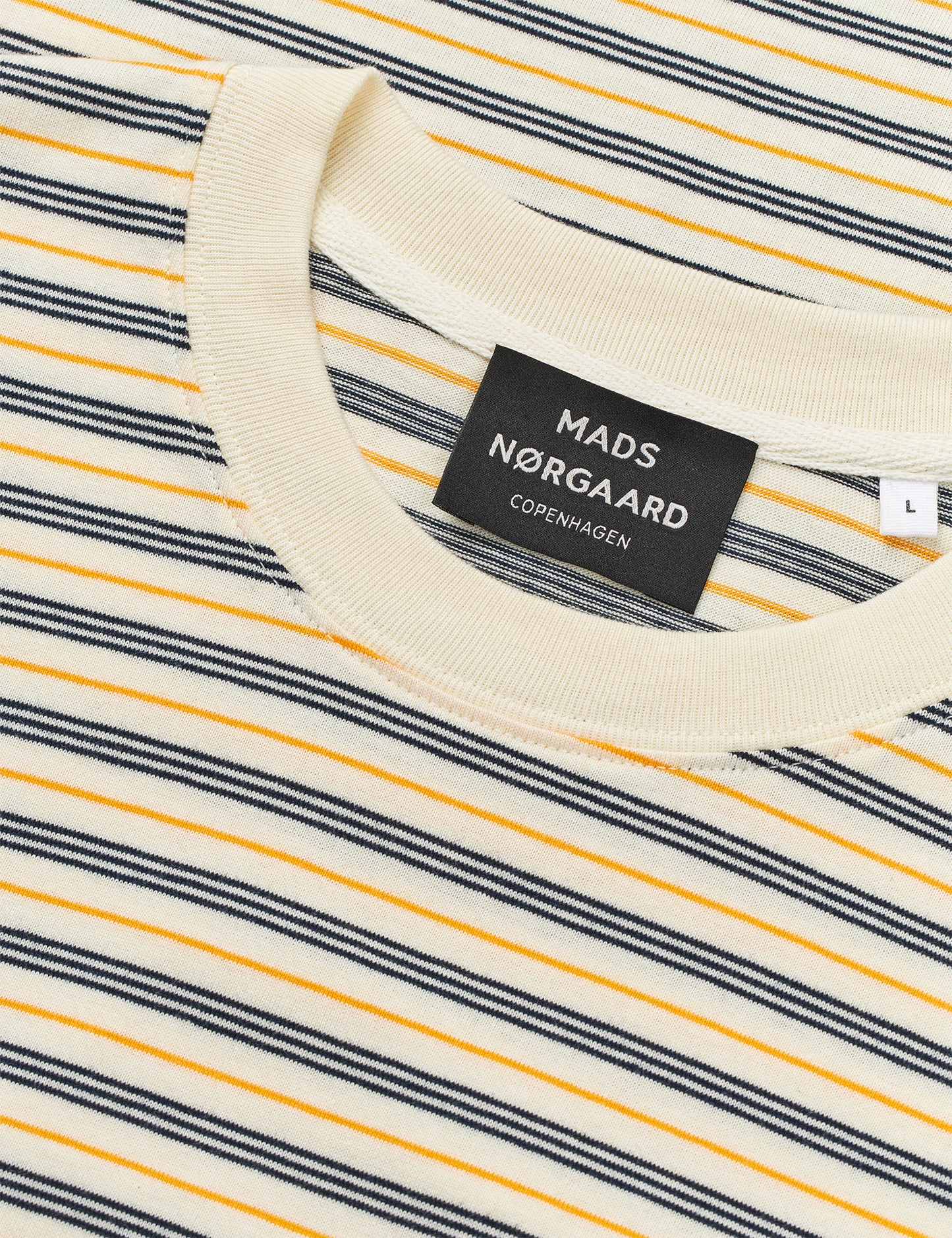 Mads Nørgaard Cotton Jersey Stripe Frode Longsleeve – Detailaufnahme Streifenmuster, MN-Logo und Rippmanschette