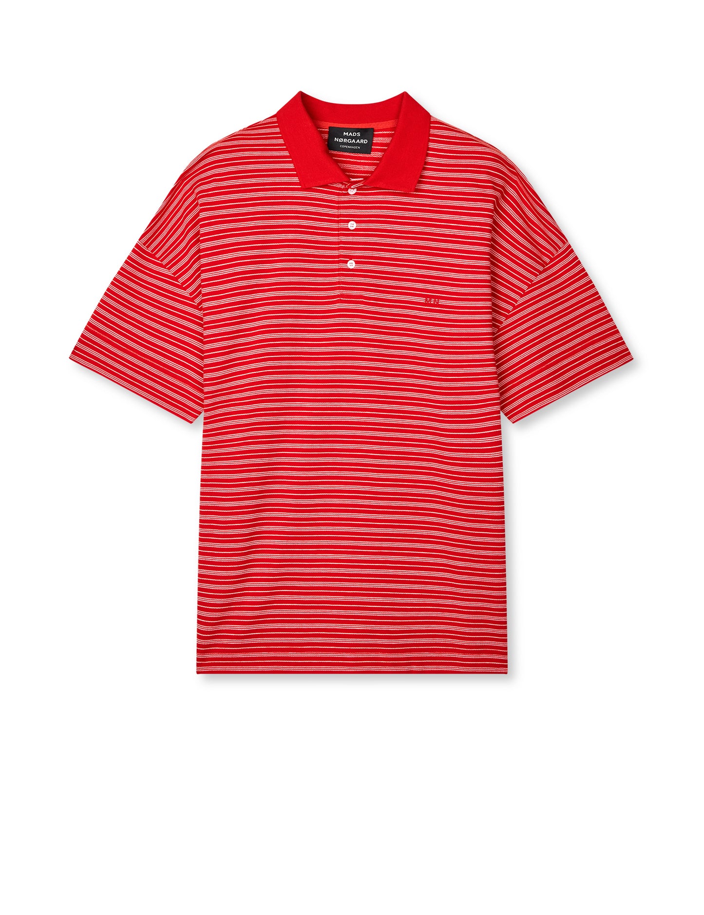 Mads Nørgaard Light Terry Polo Tee – Freisteller, Multicolor-Streifen auf Rot mit klassischem Polokragen und MN-Logo