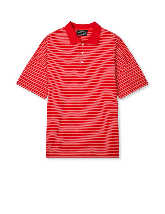 Mads Nørgaard Light Terry Polo Tee – Freisteller, Multicolor-Streifen auf Rot mit klassischem Polokragen und MN-Logo
