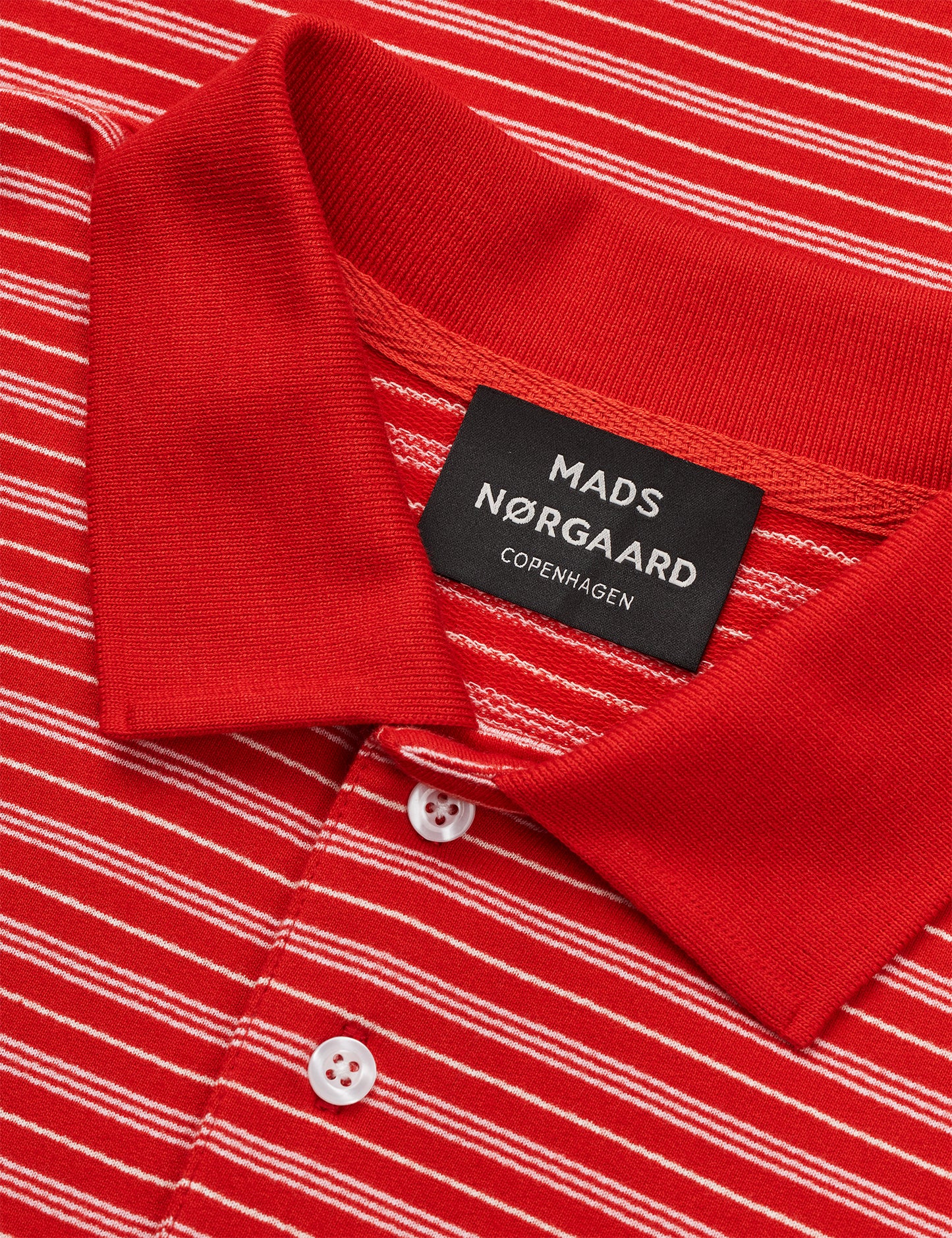 Mads Nørgaard Light Terry Polo Tee – Detailaufnahme Polokragen, Knopfleiste und MN-Logo auf der Brust