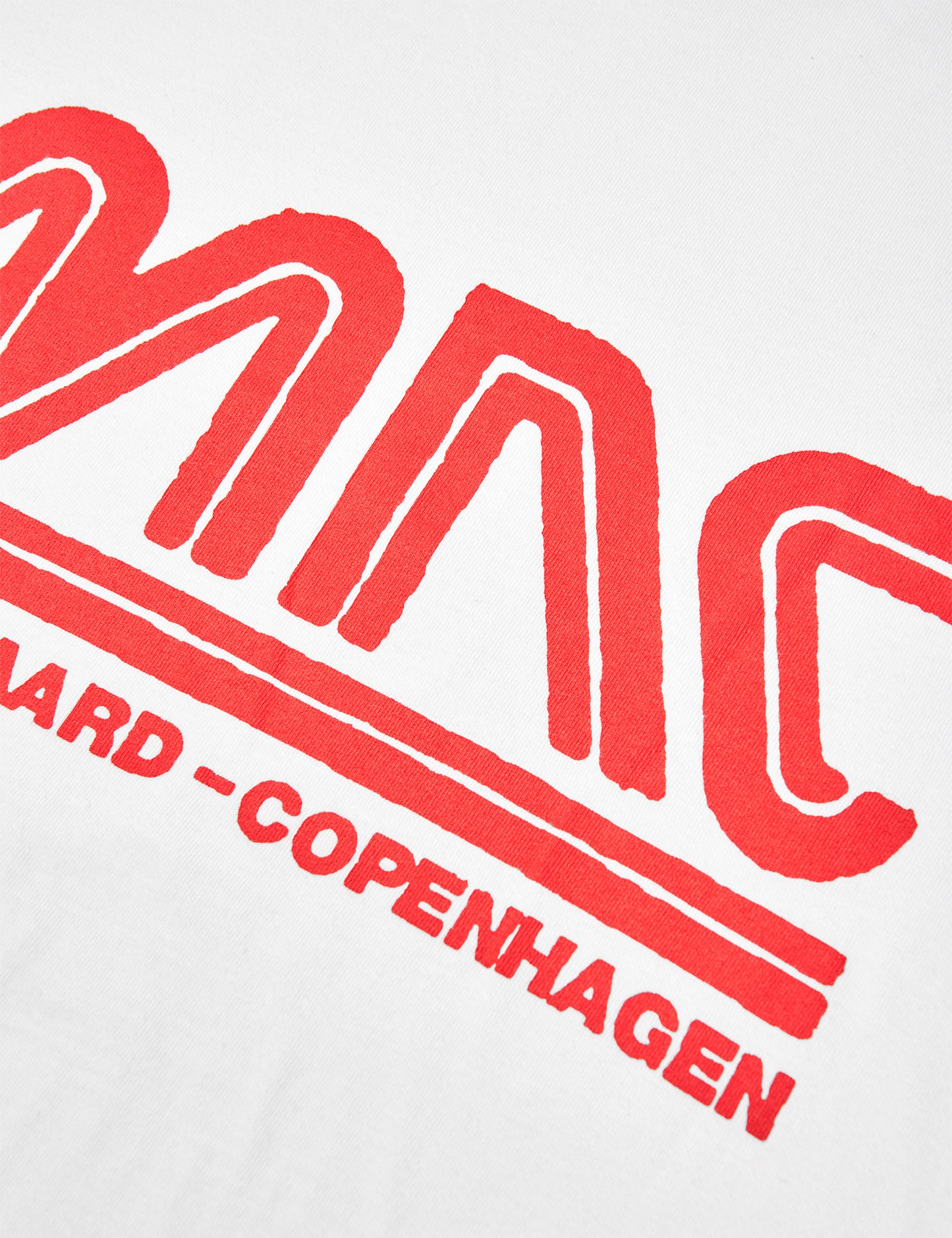 Mads Nørgaard Cotton Jersey Frode MNC Tee – Detailaufnahme MNC-Logo auf der Brust und Label am Kragen