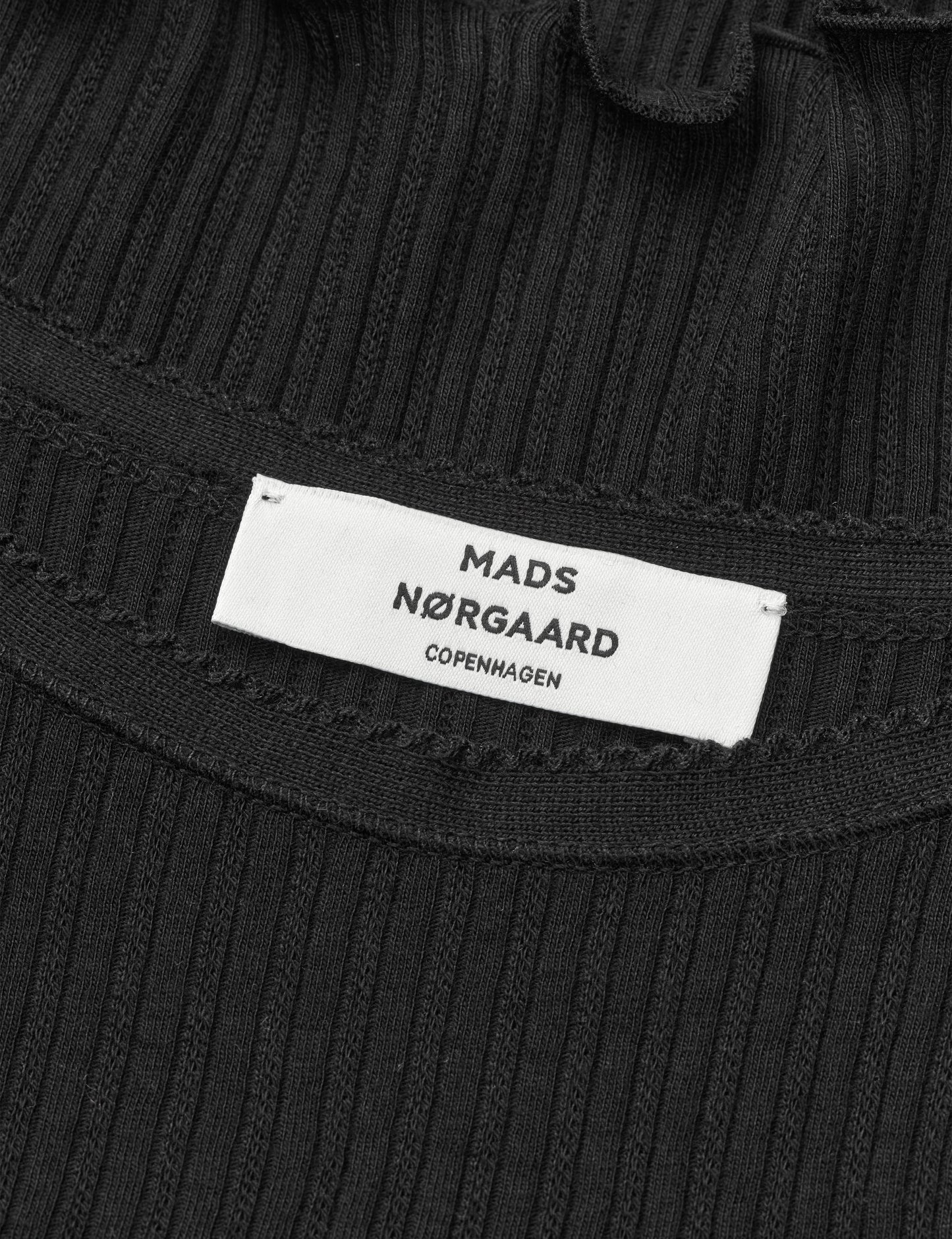 Pointella Tralla Top von Mads Nørgaard in Schwarz – Detailansicht Pointelle-Struktur und Rüschensaum