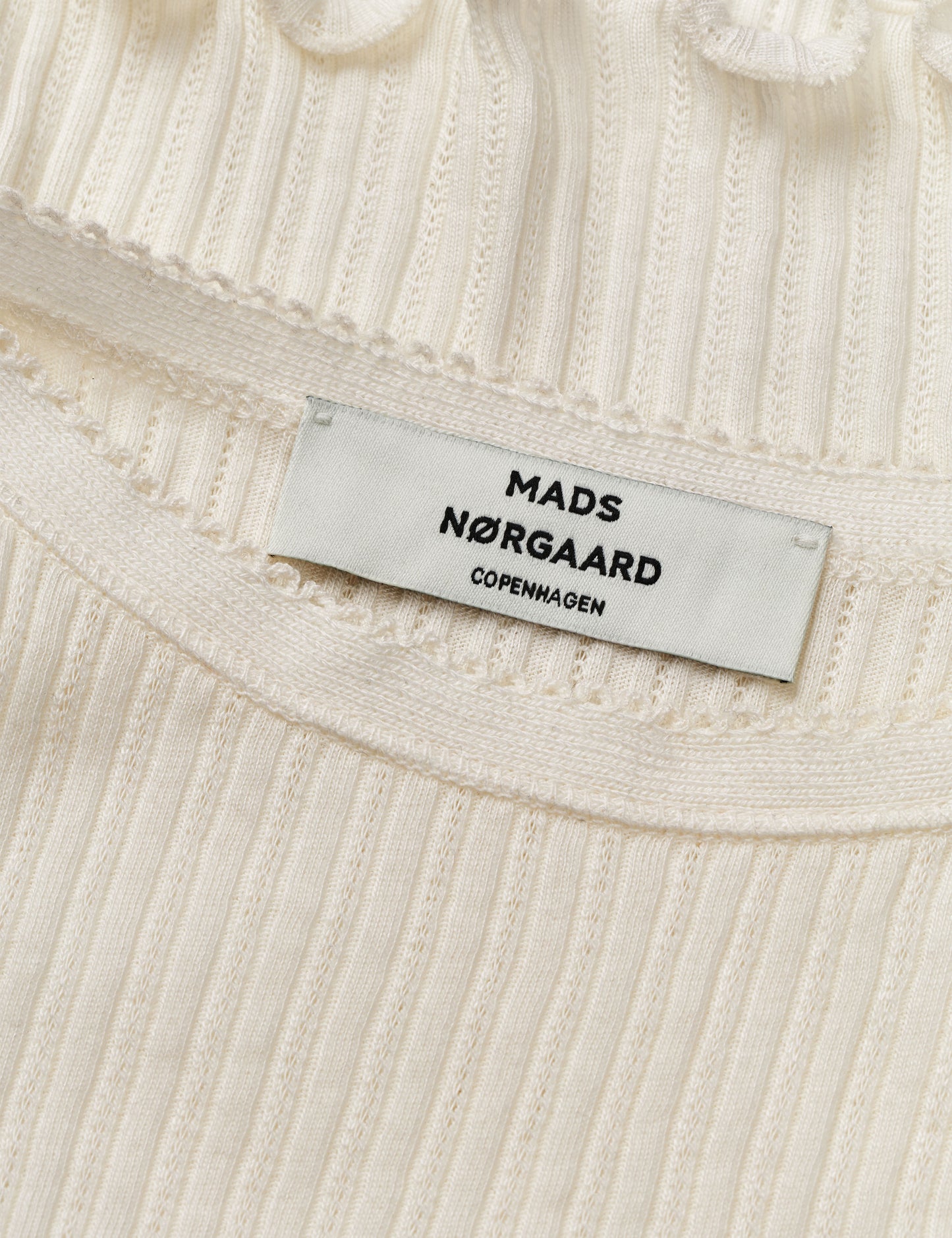 Pointella Tralla Top von Mads Nørgaard in Vanilla Ice – Detailansicht Pointelle-Struktur und Rüschensaum