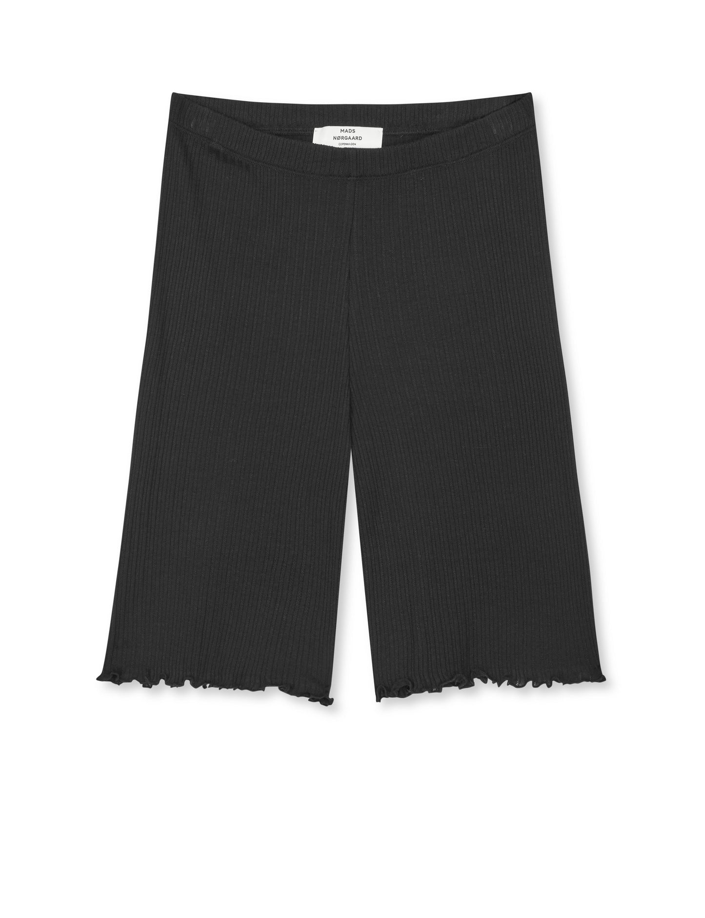Pointella Lilly Shorts von Mads Nørgaard in Schwarz – Culotte-Shorts mit Pointelle-Struktur, elastischem Bund und Rüschensaum, Frontansicht
