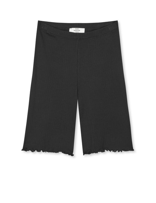 Pointella Lilly Shorts von Mads Nørgaard in Schwarz – Culotte-Shorts mit Pointelle-Struktur, elastischem Bund und Rüschensaum, Frontansicht