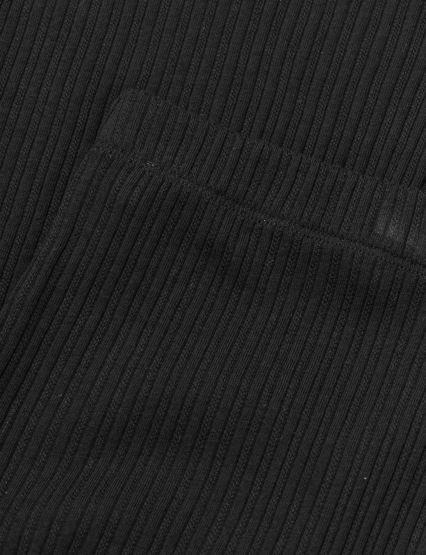 Pointella Lilly Shorts von Mads Nørgaard in Schwarz – Detailansicht Pointelle-Struktur und Rüschensaum am Abschluss