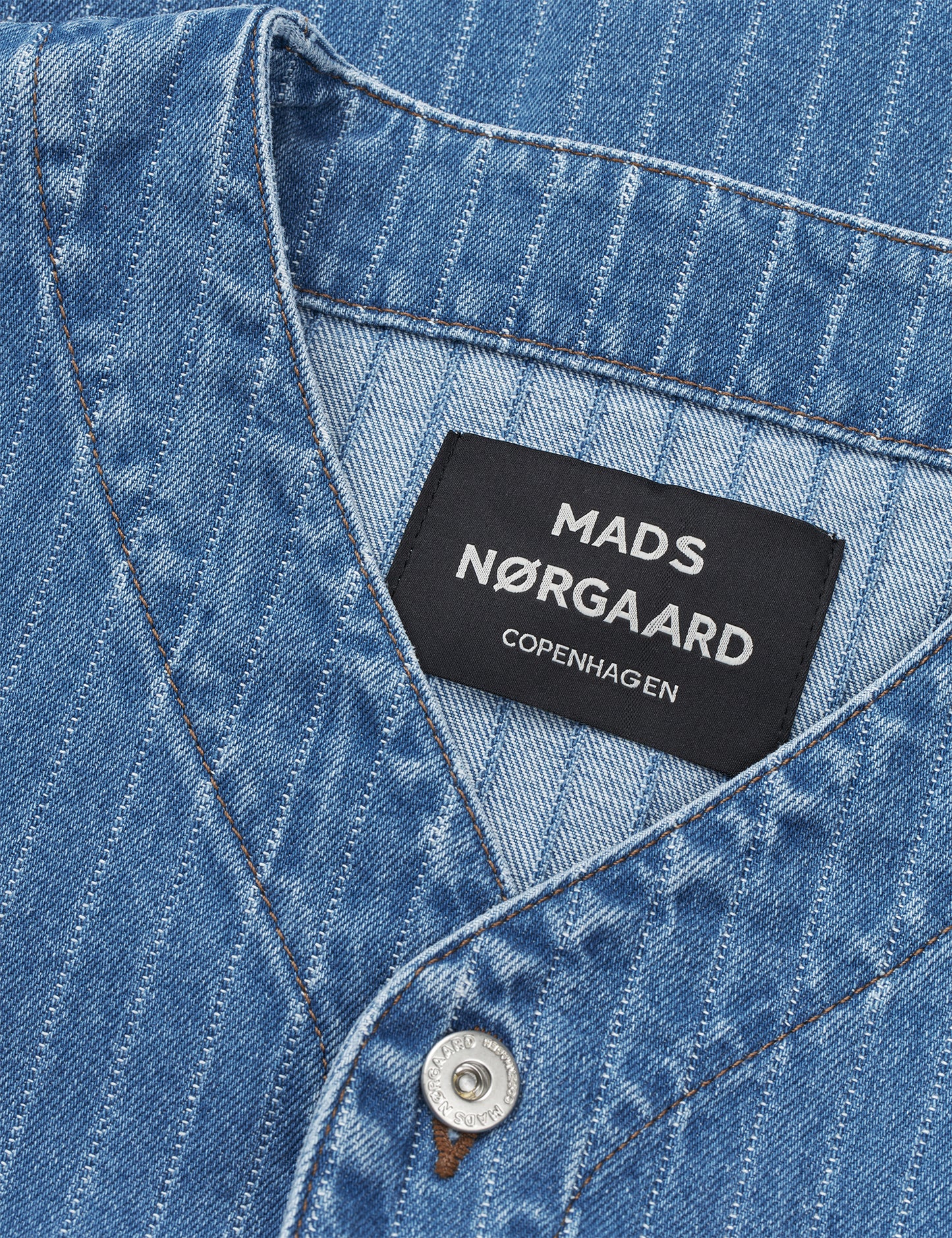 Striped Denim Paradise Shirt von Mads Nørgaard – Detailansicht Nadelstreifen und Knopfleiste
