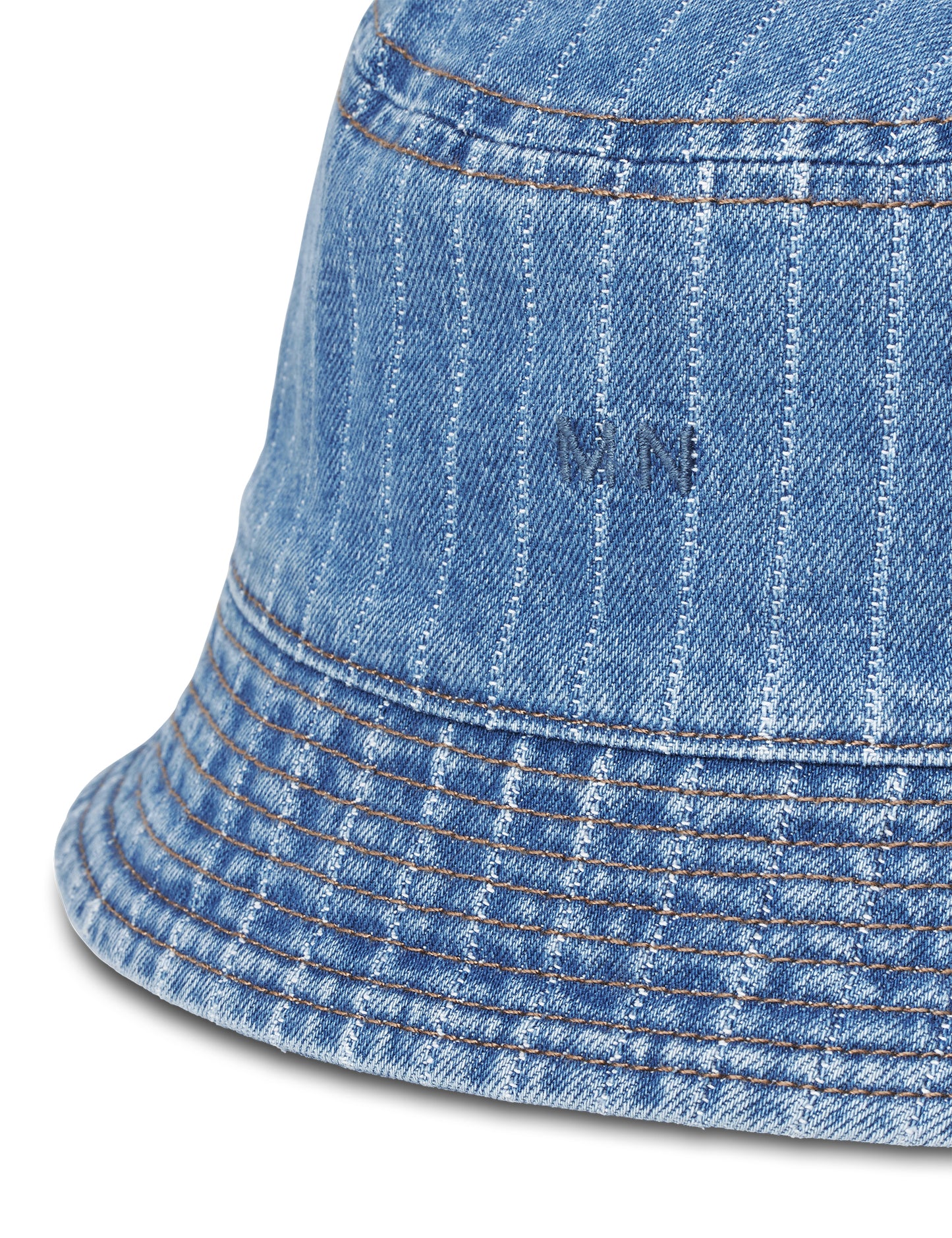 Striped Denim Bucket Hat von Mads Nørgaard – Detailansicht Nadelstreifen und Nähte
